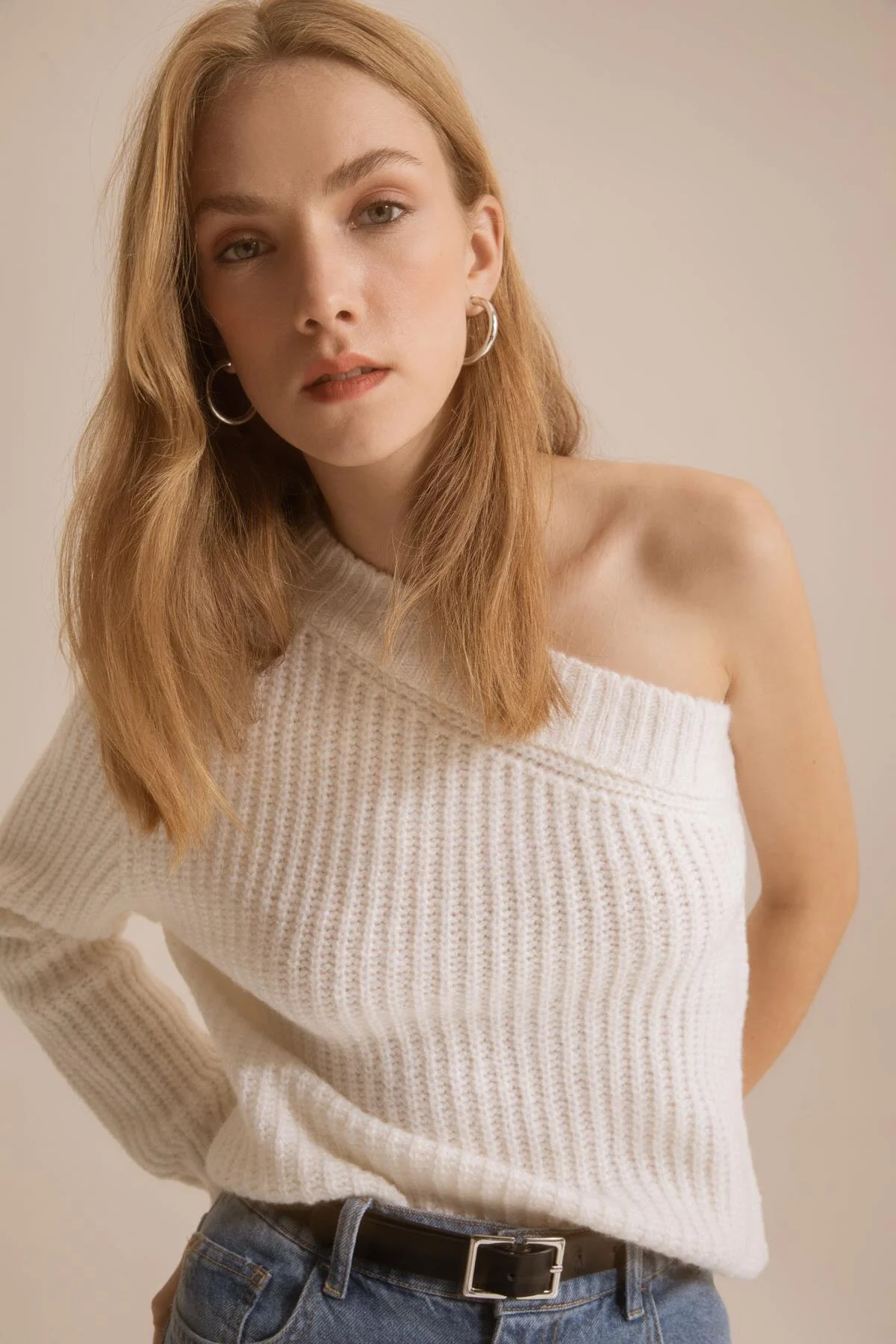 Bild von DeFacto Pullover Aus Thessaloniki-stoff Mit Normaler Passform Und Einer Schulter Z3245az22wn für Damen - S