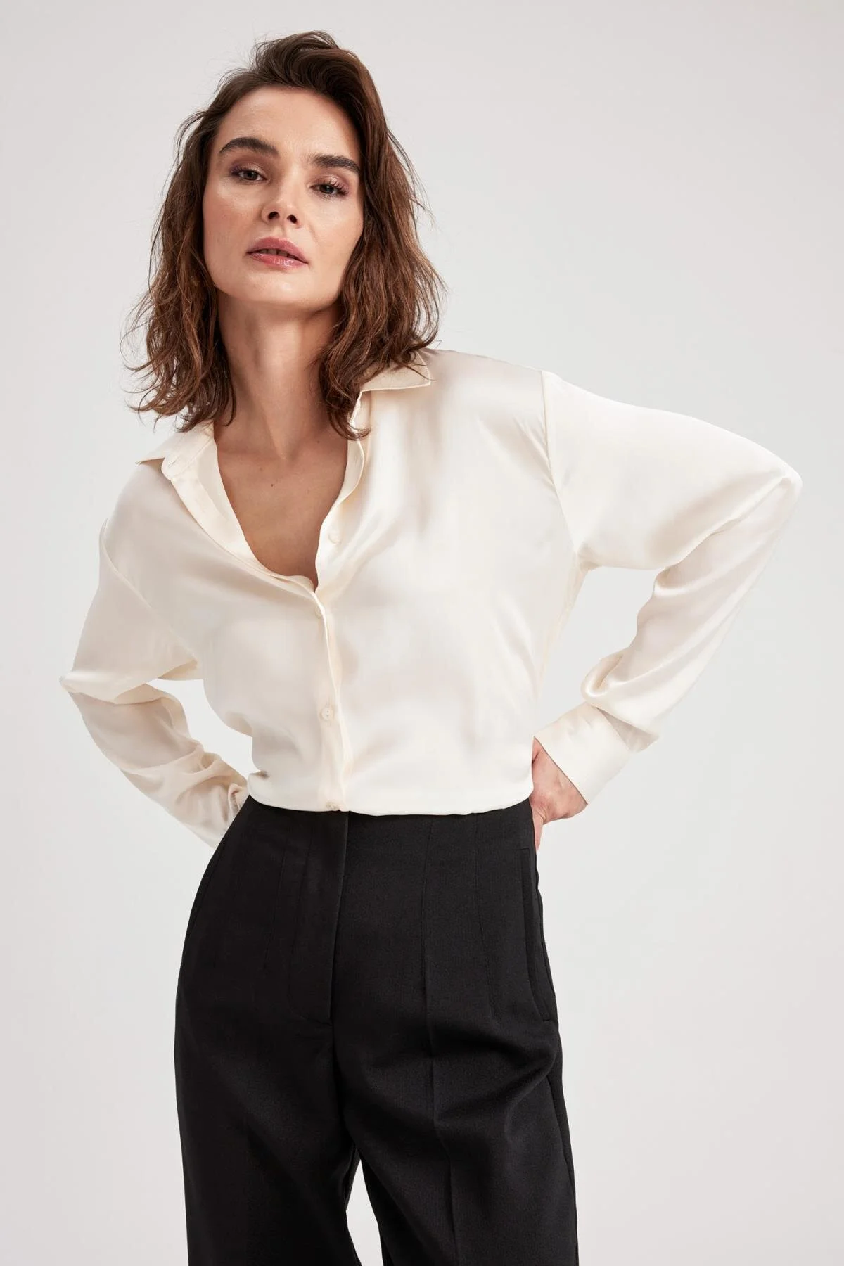 Bild von DeFacto Regular Fit Basic Langarm-satinhemd Z2989az23sp für Damen - M