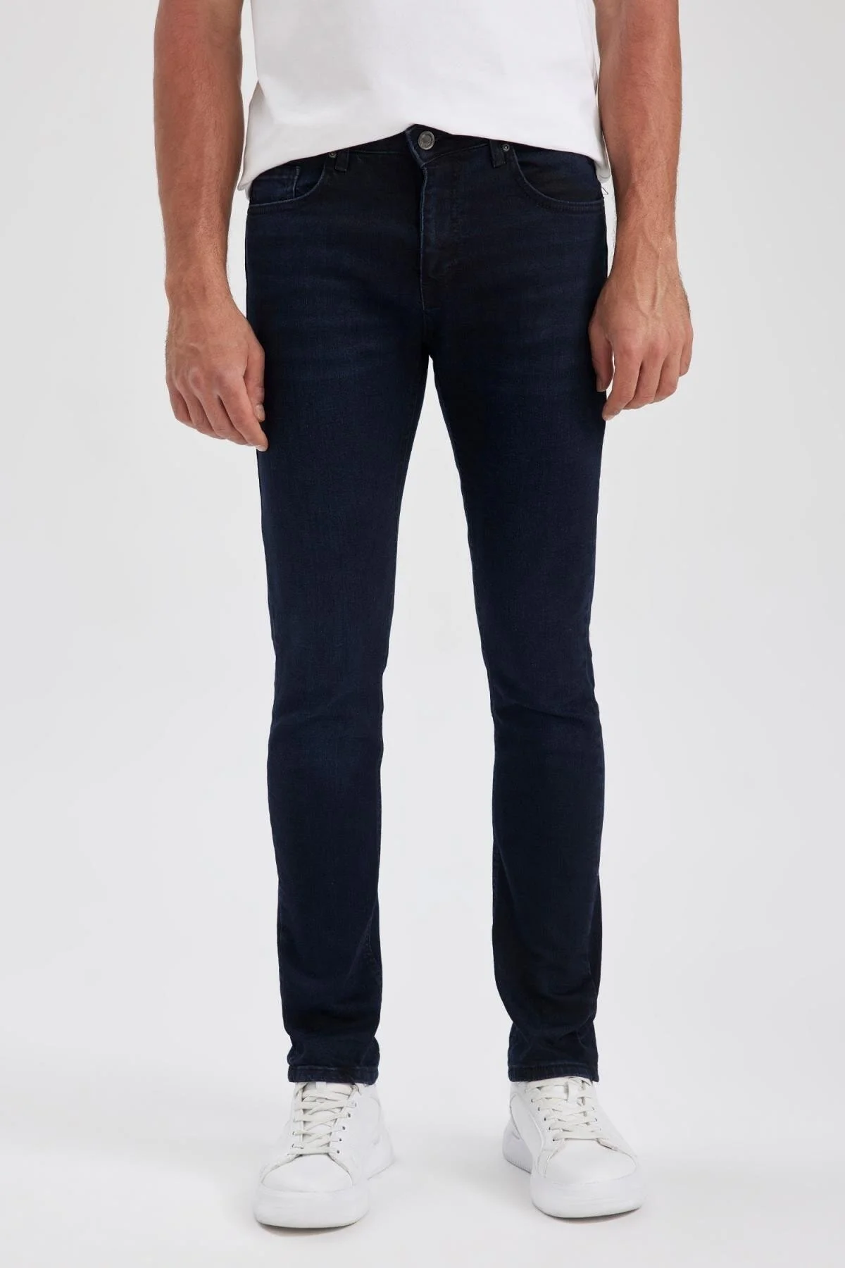 Bild von DeFacto Pedro Slim Fit Slim Fit Jeanshose Mit Normaler Taille Und Schmalem Bein für Herren - 29-30