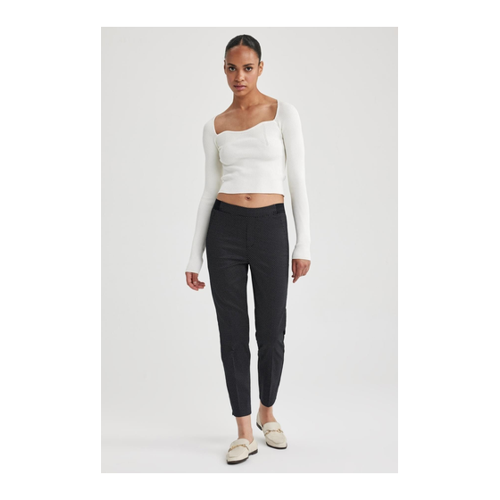 Bild von DeFacto Sigaret Basic-Satin-Hose für Damen - Eleganz und Komfort vereint