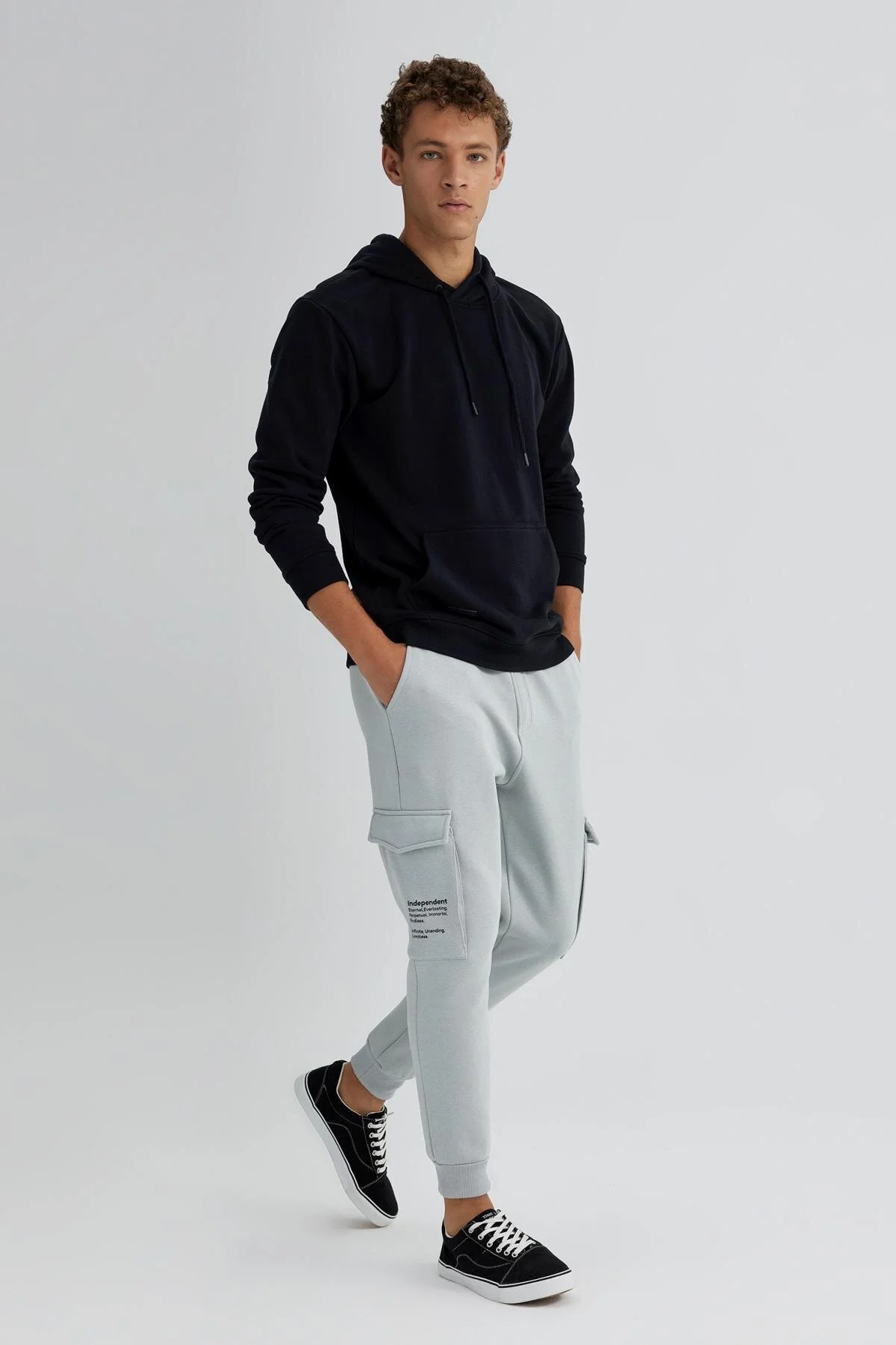 Bild von DeFacto Jogger-jogginghose Mit Normaler Passform Und Cargo-taschen – Gerader Taillenschnürung Y5533az23au für Herren - S
