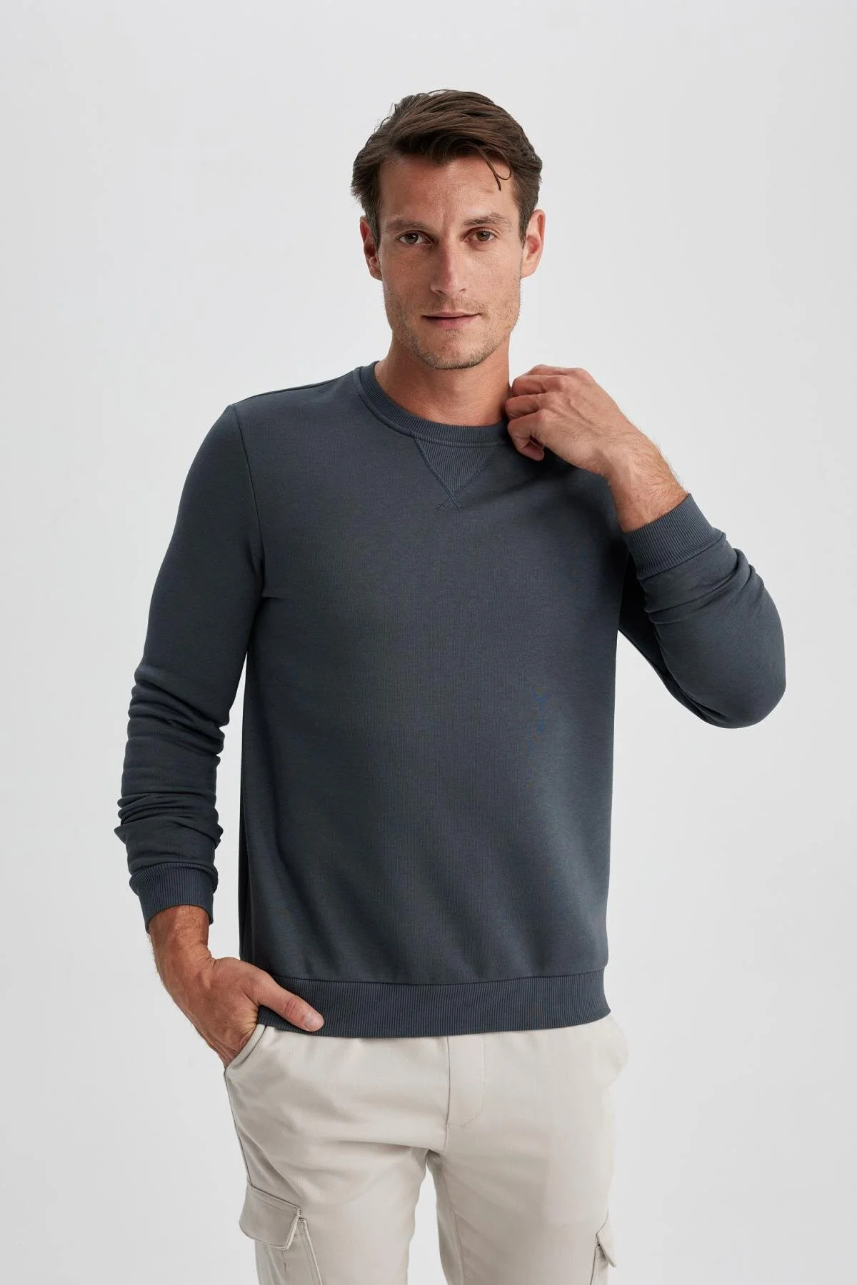 Bild von DeFacto Anthrazitfarbenes Baumwoll-sweatshirt Mit Rundhalsausschnitt – Normale Passform T3777az23au für Herren - L