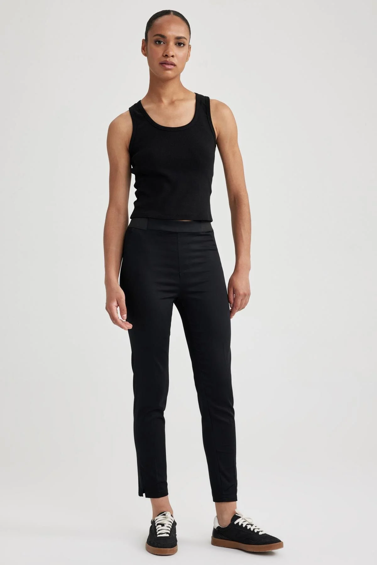 Bild von DeFacto Schwarze Satinhose – Normale Taille, Elastisch, Gerades Bein J8743az23wn für Damen - 40