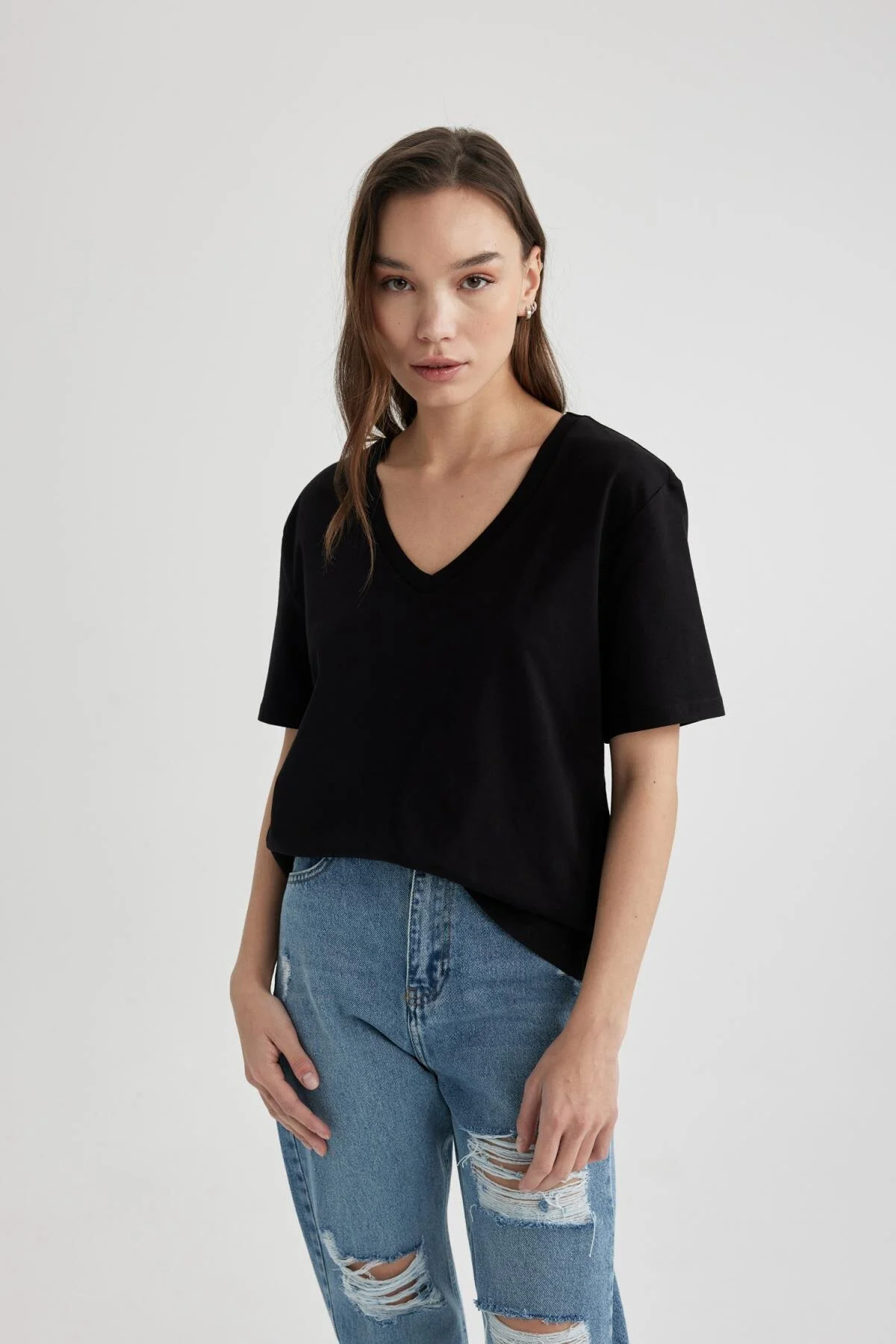 Bild von DeFacto Basic-kurzarm-t-shirt Aus Baumwolle Mit Normaler Passform Und V-ausschnitt M9545az24sp für Damen - S