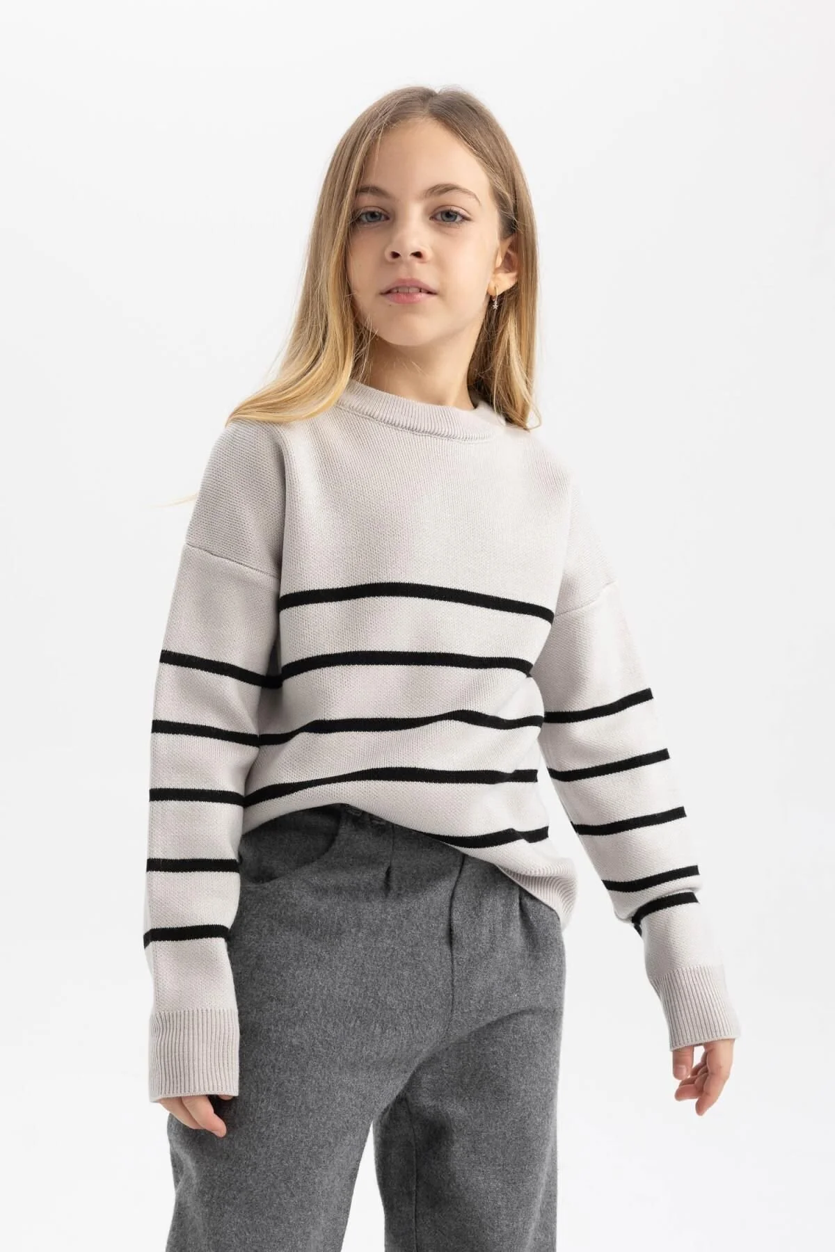 Bild von DeFacto Gestreifter Strickpullover Für Mädchen Mit Rundhalsausschnitt – Z0194a623au für Damen - 7–8 Jahre