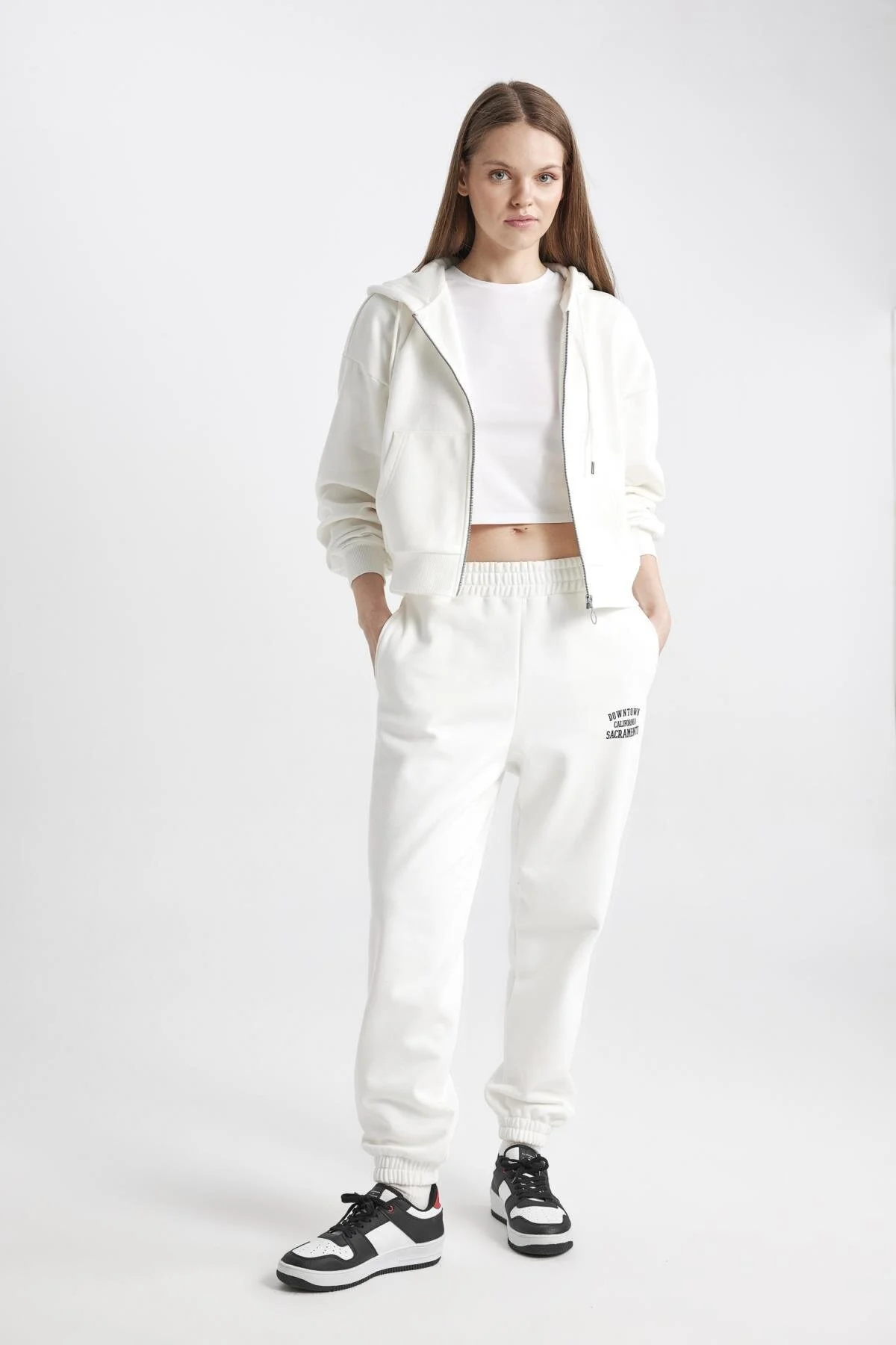 Bild von DeFacto Cool Jogger-stoff – Elastische Taille, Gerade Taschen-jogginghose Z7072az24sp für Damen - XS
