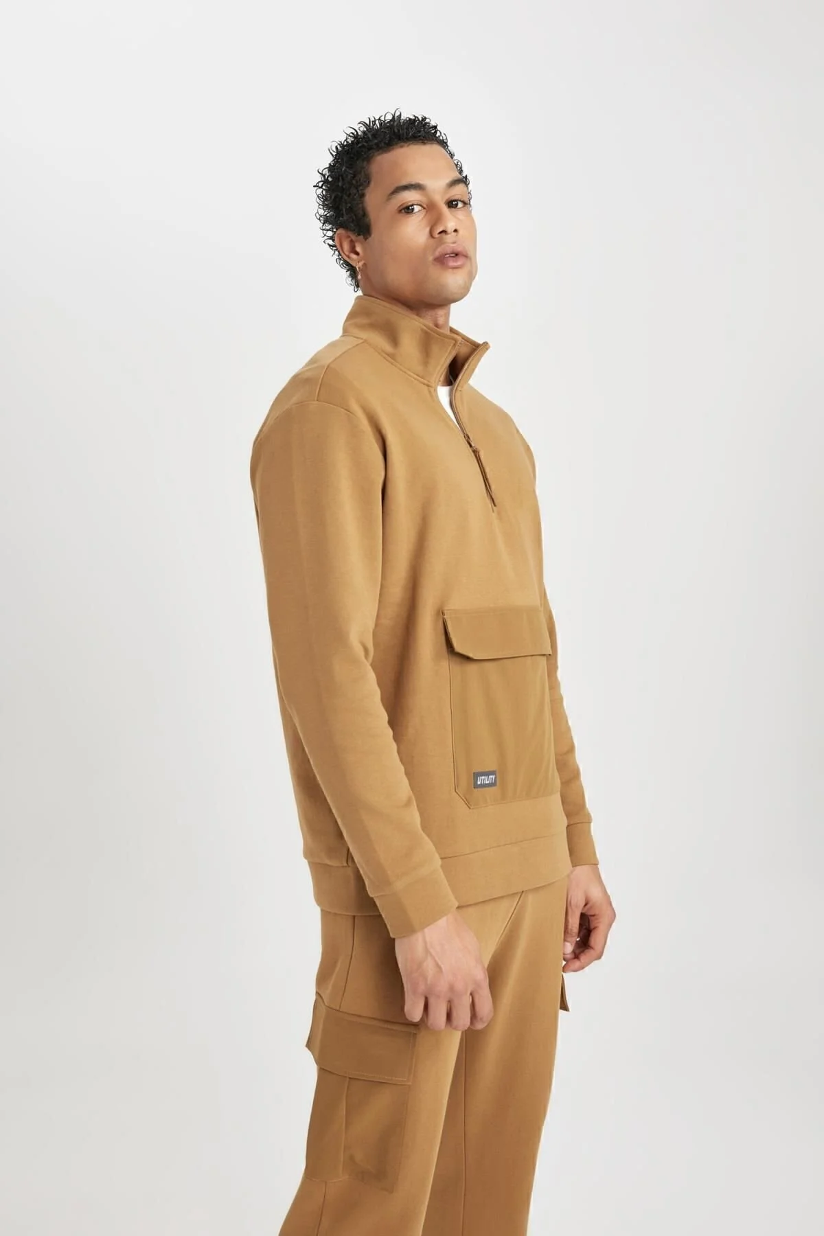 Bild von DeFacto Sweatshirt Mit Stehkragen Und Reißverschlusstaschen – Standard-passform B4509ax24sp für Herren - S