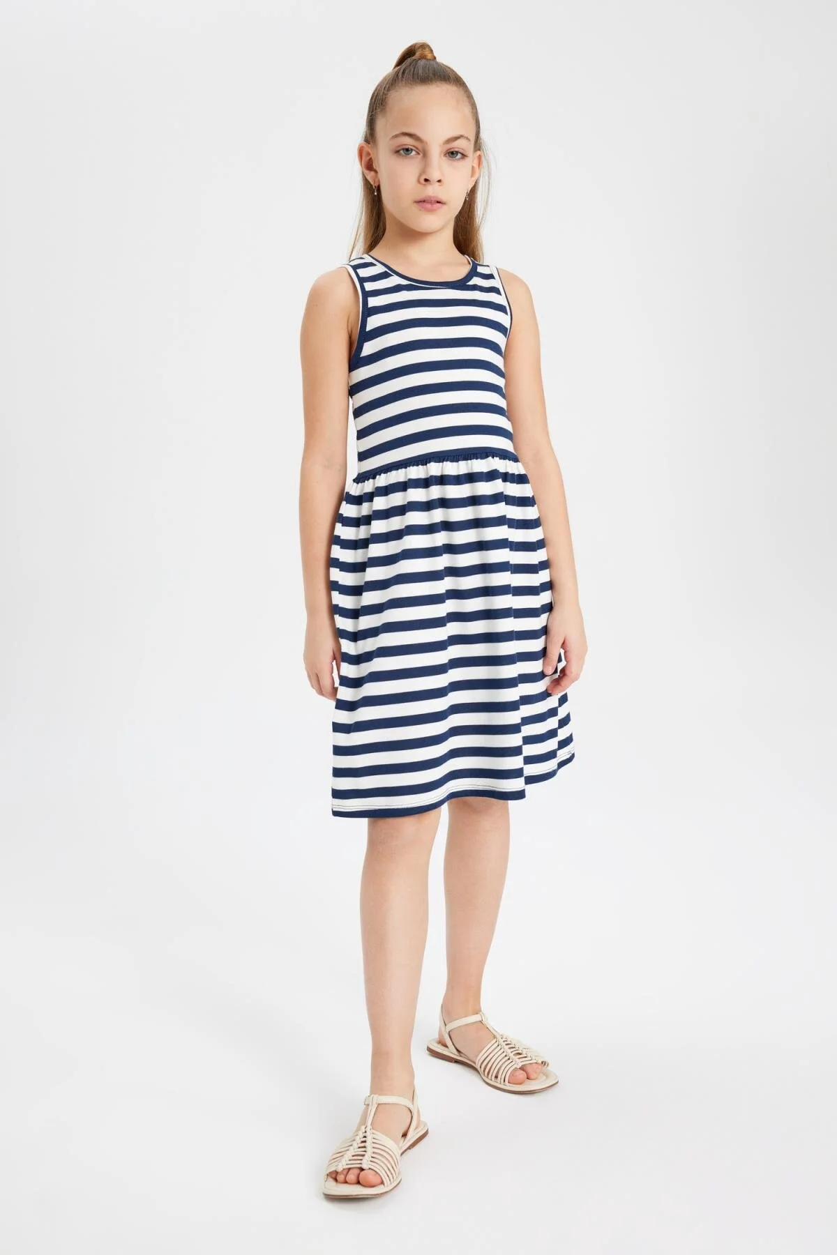 Bild von DeFacto Gestreiftes Ärmelloses Kleid Für Mädchen B4340a824sm für Damen - 5–6 Jahre