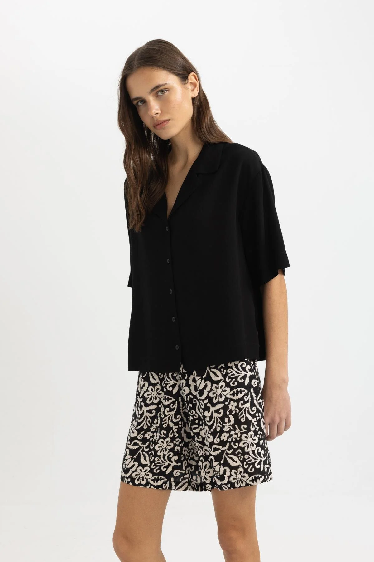 Bild von DeFacto Schwarzes Boxy-fit-shirt – Jackenkragen, Kurze Ärmel C3388ax24sm für Damen - XL