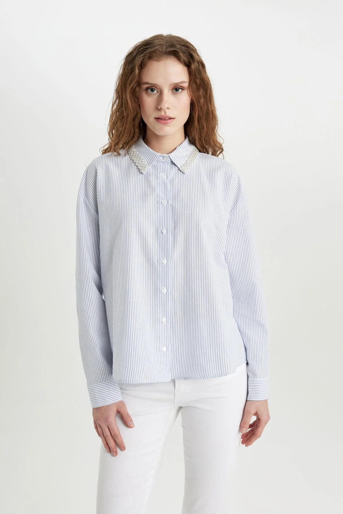 Bild von DeFacto Gestreiftes Oxford-langarmshirt – Perlendetails, Breite Passform B9322ax24sp für Damen - 2XL
