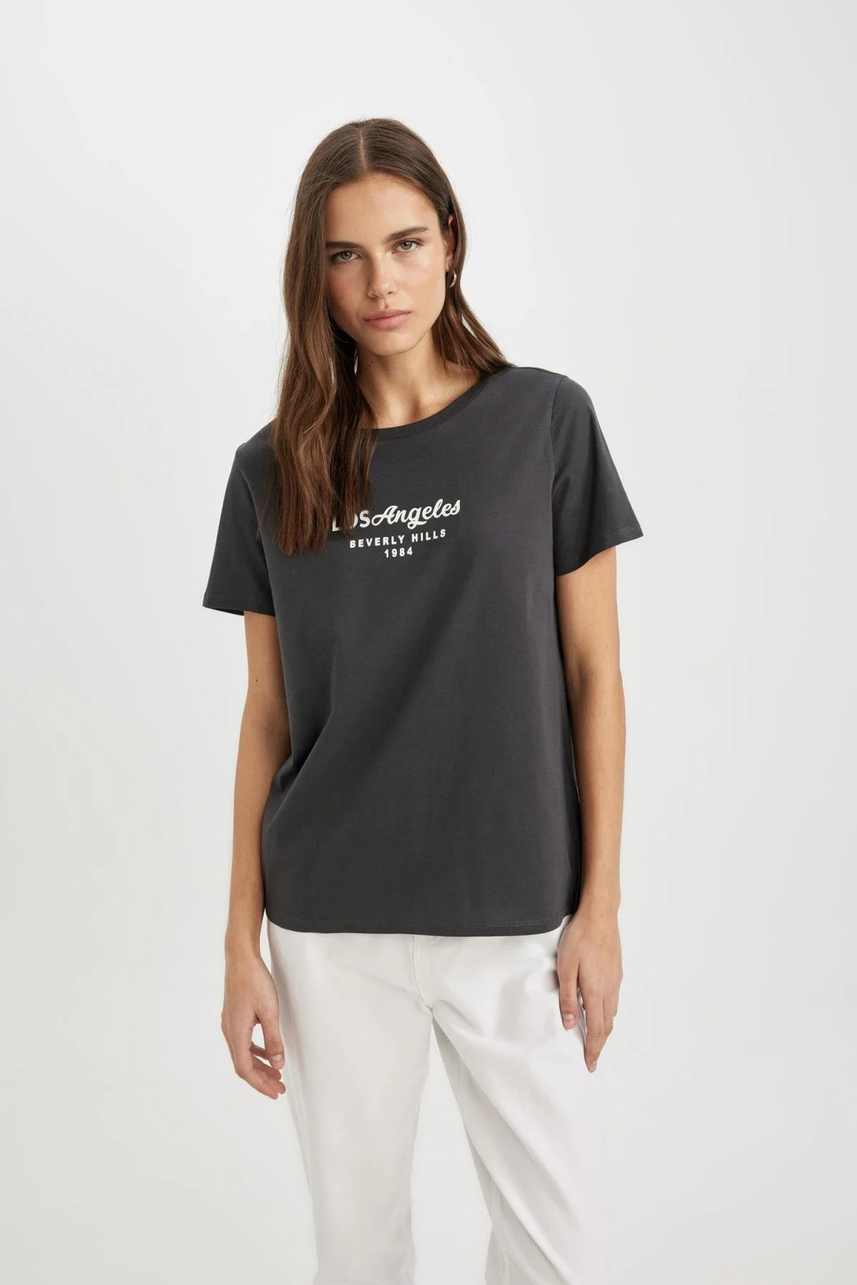 Bild von DeFacto T-shirt Mit Rundhalsausschnitt Und Kurzen Ärmeln In Normaler Passform Und Verwaschenem Fade-effekt C2620ax24sp für Damen - 3XL