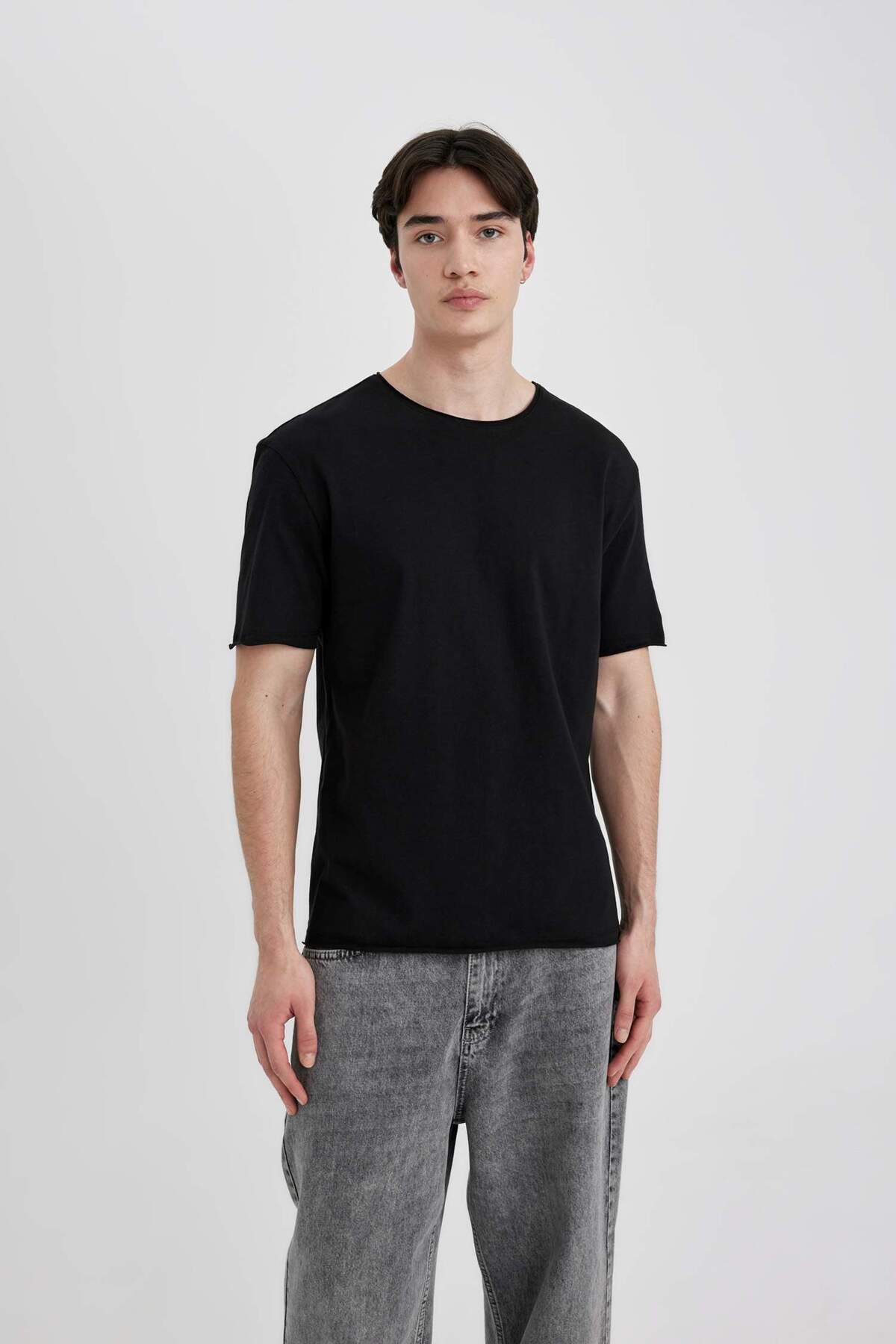 Bild von DeFacto Normale Passform, Rundhalsausschnitt, Kurze Ärmel, Einfaches, Schlichtes T-shirt B7755ax24sm für Herren - S