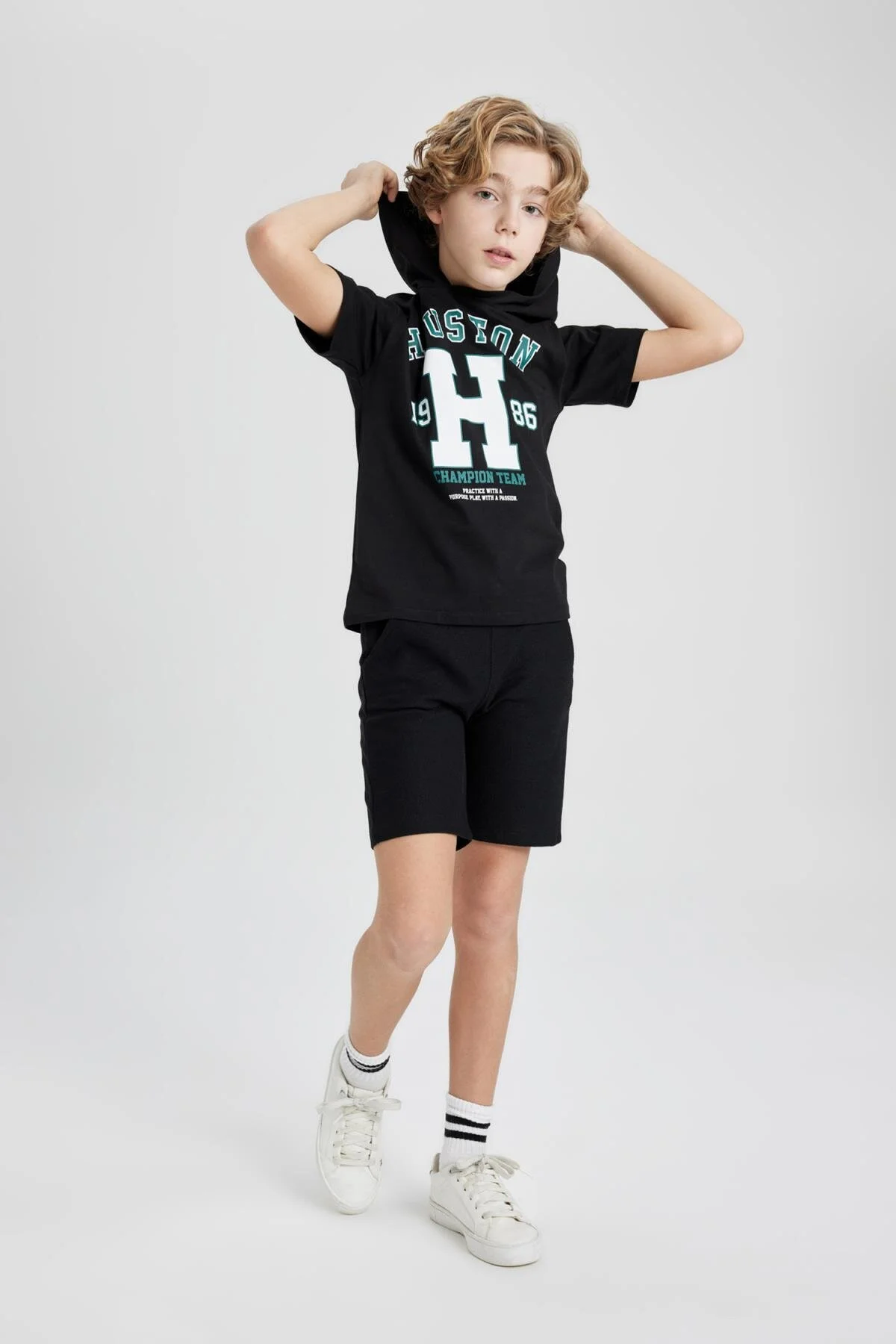 Bild von DeFacto Bedrucktes Kapuzen-t-shirt- Und Shorts-set Für Jungen – Kurze Ärmel B9986a824sm für Herren - 8–9 Jahre