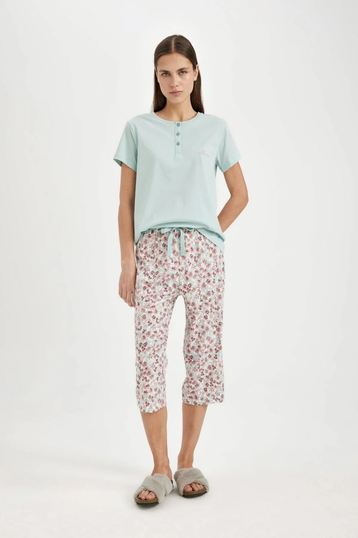 Bild von DeFacto Fall In Love Gemustertes Kurzärmliges Capri-pyjama-set für Damen - 3XL