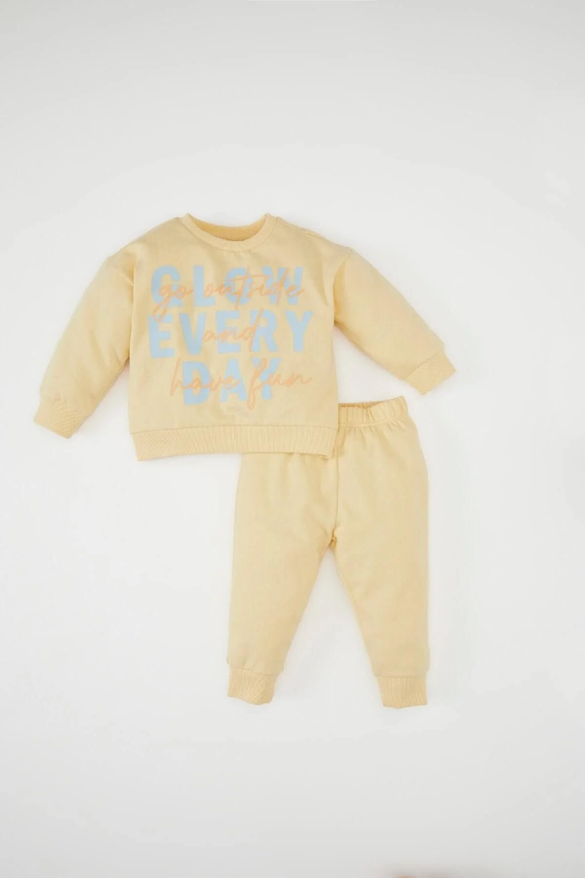 Bild von DeFacto Bedrucktes Sweatshirt Mit Rundhalsausschnitt Und Elastische Jogginghose Für Babys Im 2er-set – D0818a524au für Damen - 4–5 Jahre