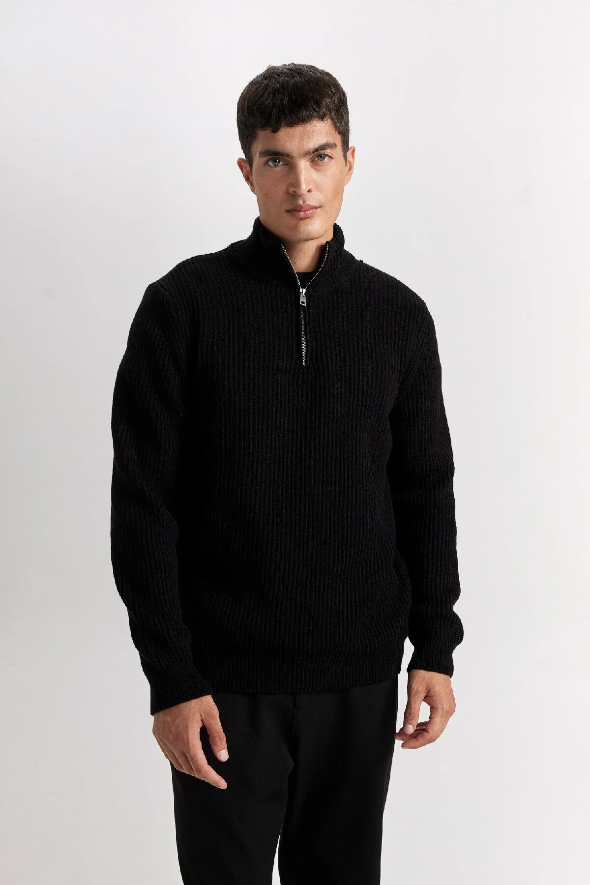 Bild von DeFacto Schwarzer, Einfarbiger Strickpullover – Reißverschluss, Stehkragen, Standardschnitt B0578ax24wn für Herren - 3XL