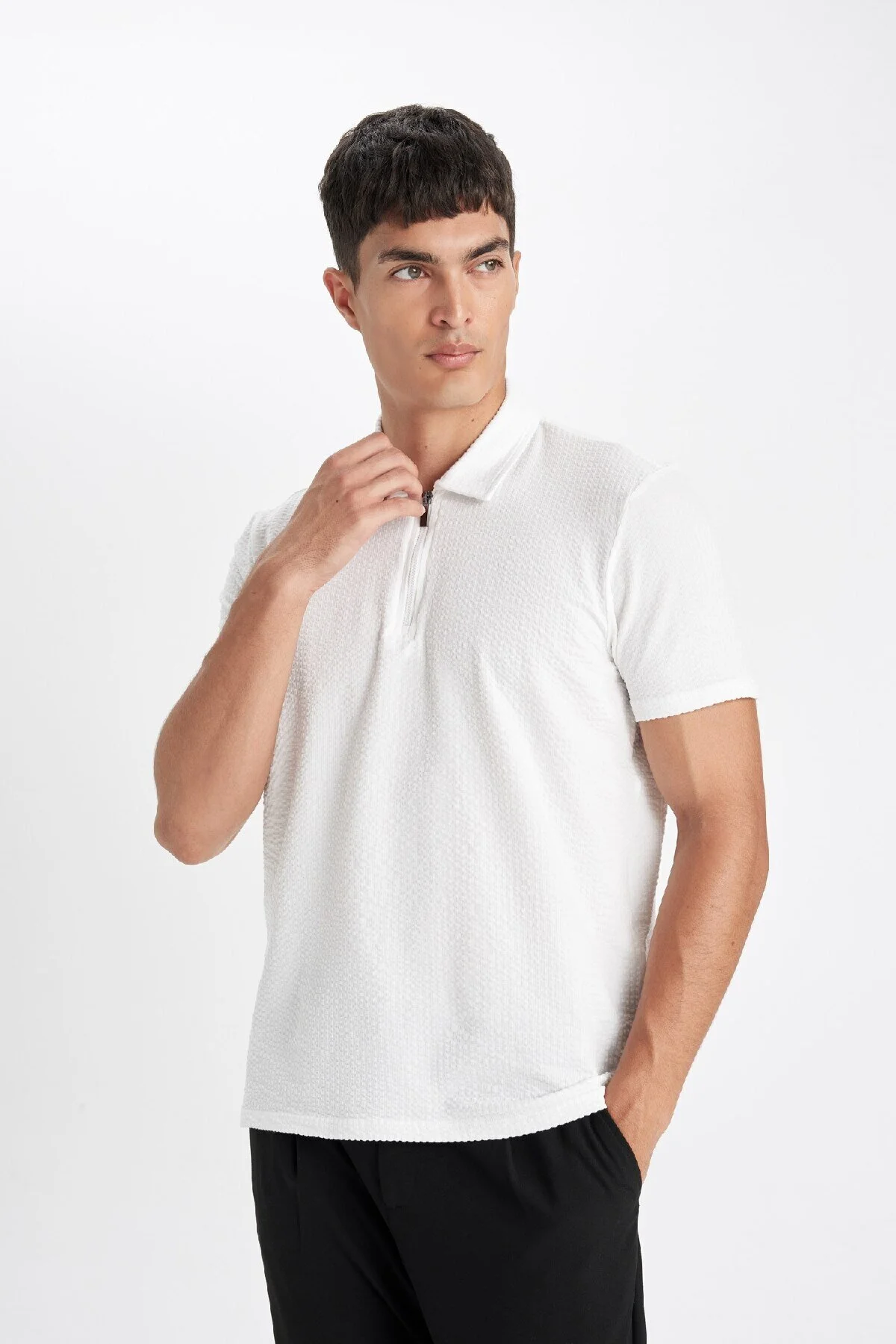 Bild von DeFacto Kurzärmliges Crinkle-polo-t-shirt Mit Halbem Reißverschluss Und Schmaler Passform für Herren - 2XL