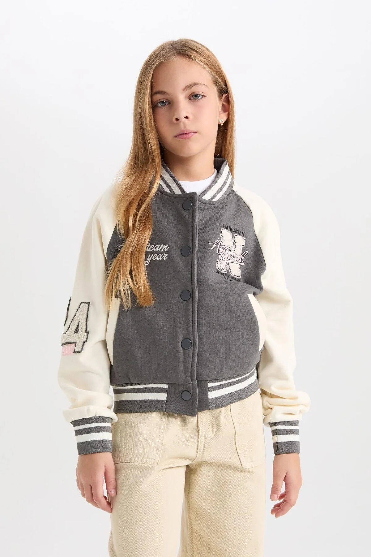 Bild von DeFacto Weiche, Pelzige, Bestickte Bomber-strickjacke Für Mädchen – College-kragen, Druckknopfverschluss D3108a824wn für Damen - 7–8 Jahre