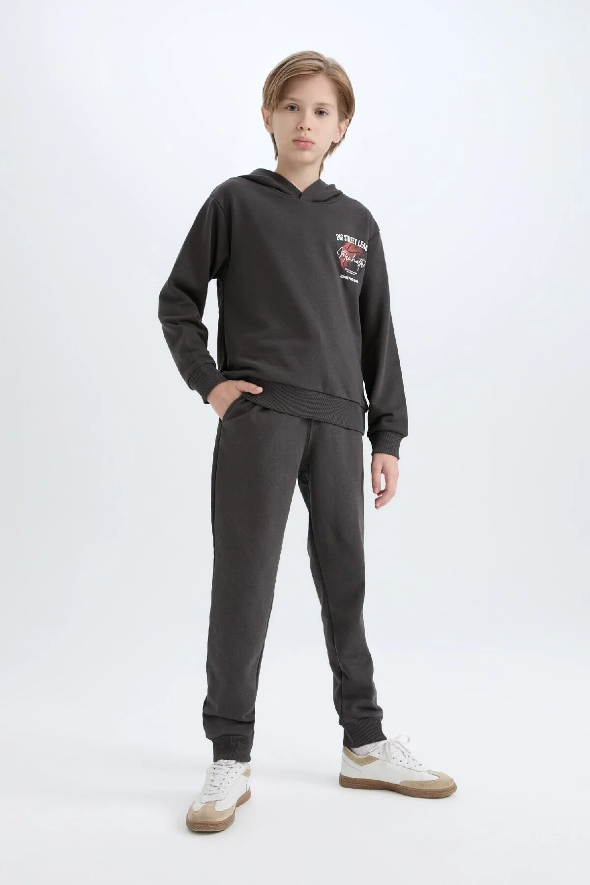 Bild von DeFacto Set Aus Bedruckter Kapuzenpullover Und Elastischer Jogginghose Für Jungen – D2040a824au für Herren - 5–6 Jahre