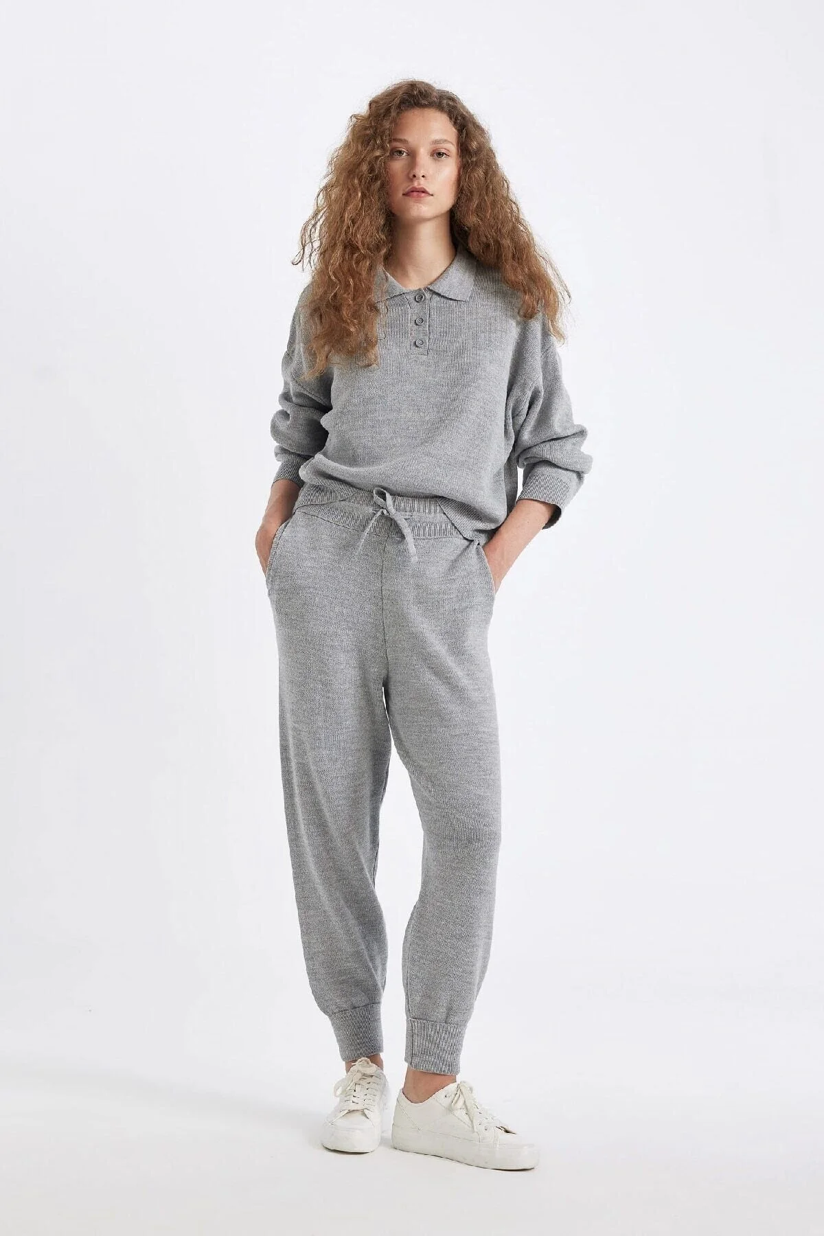 Bild von DeFacto Basic-jogginghose – Taschen, Elastische Taille, Schnürung R1701az24wn für Damen - XS
