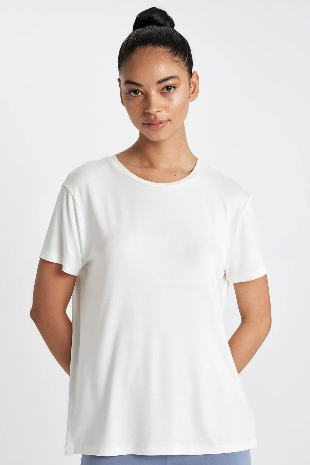 Bild von DeFacto Basic-t-shirt Für Sportler Mit Rundhalsausschnitt – Einfarbig, Kurze Ärmel, Passend Für Standard D1904ax24hs für Damen - S