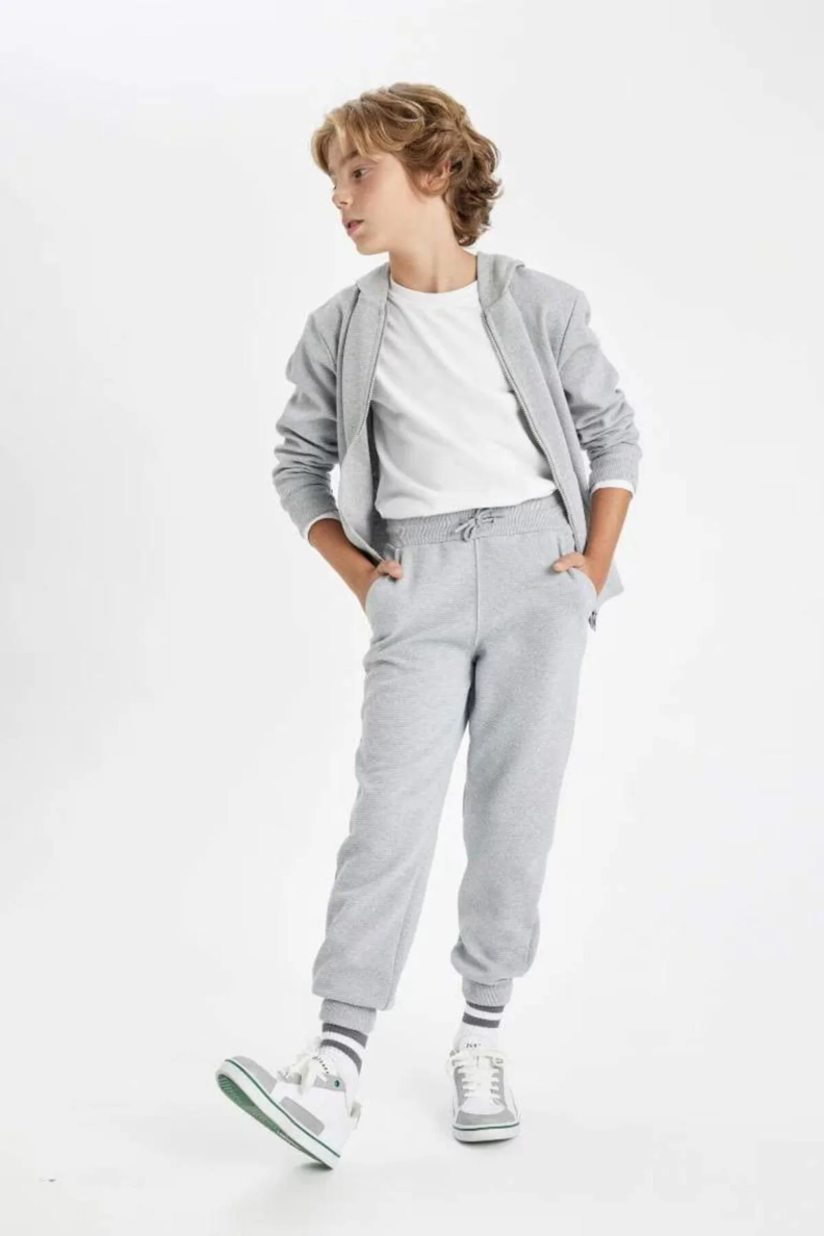 Bild von DeFacto Graue Jogginghose Für Jungen – Elastisches Taillenbein, Taschen 25k801t01449 für Herren - 8–9 Jahre
