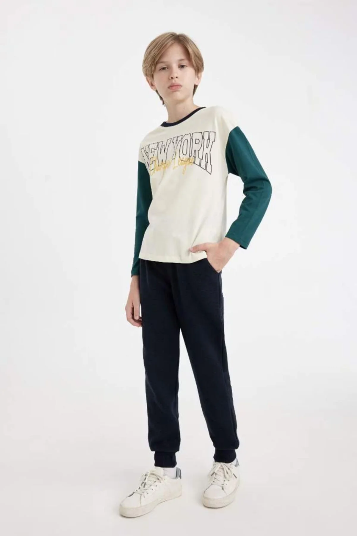 Bild von DeFacto Schwarze Jogginghose Für Jungen – Elastische Taille Mit Beinen Und Taschen R5970a624au für Herren - 7–8 Jahre