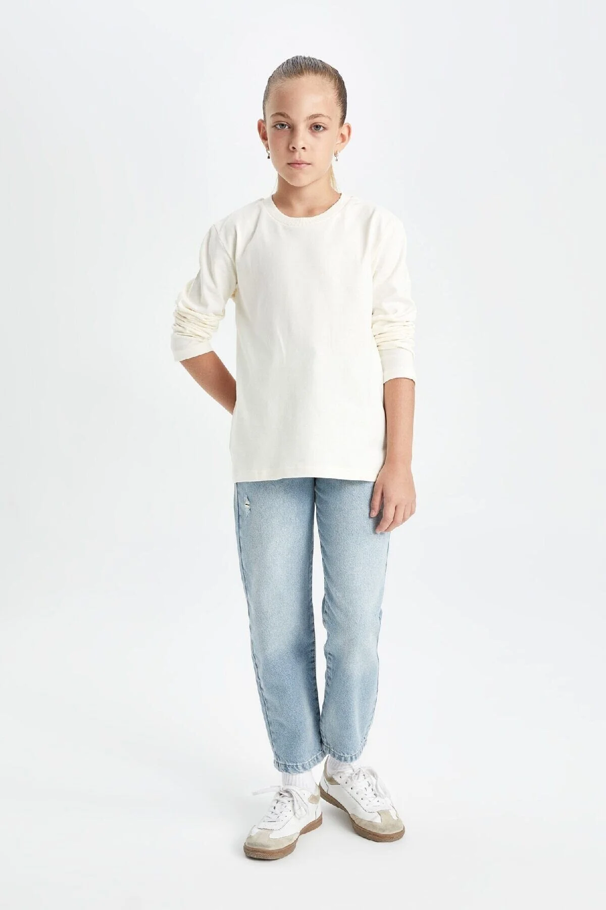 Bild von DeFacto Zerrissene, Detaillierte Mom-fit-jeanshose Mit Schmalem Bein Und Taschen Für Mädchen C8532a824au für Damen - 8–9 Jahre