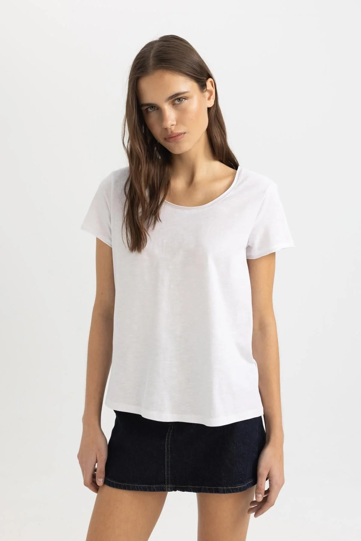 Bild von DeFacto T-shirt Mit Rundhalsausschnitt Und Kurzen Ärmeln In Normaler Passform K1508az24sm für Damen - XS