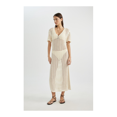 Bild von DeFacto Fall In Love Strickstrandkleid für Damen – Komfort und Stil am Strand