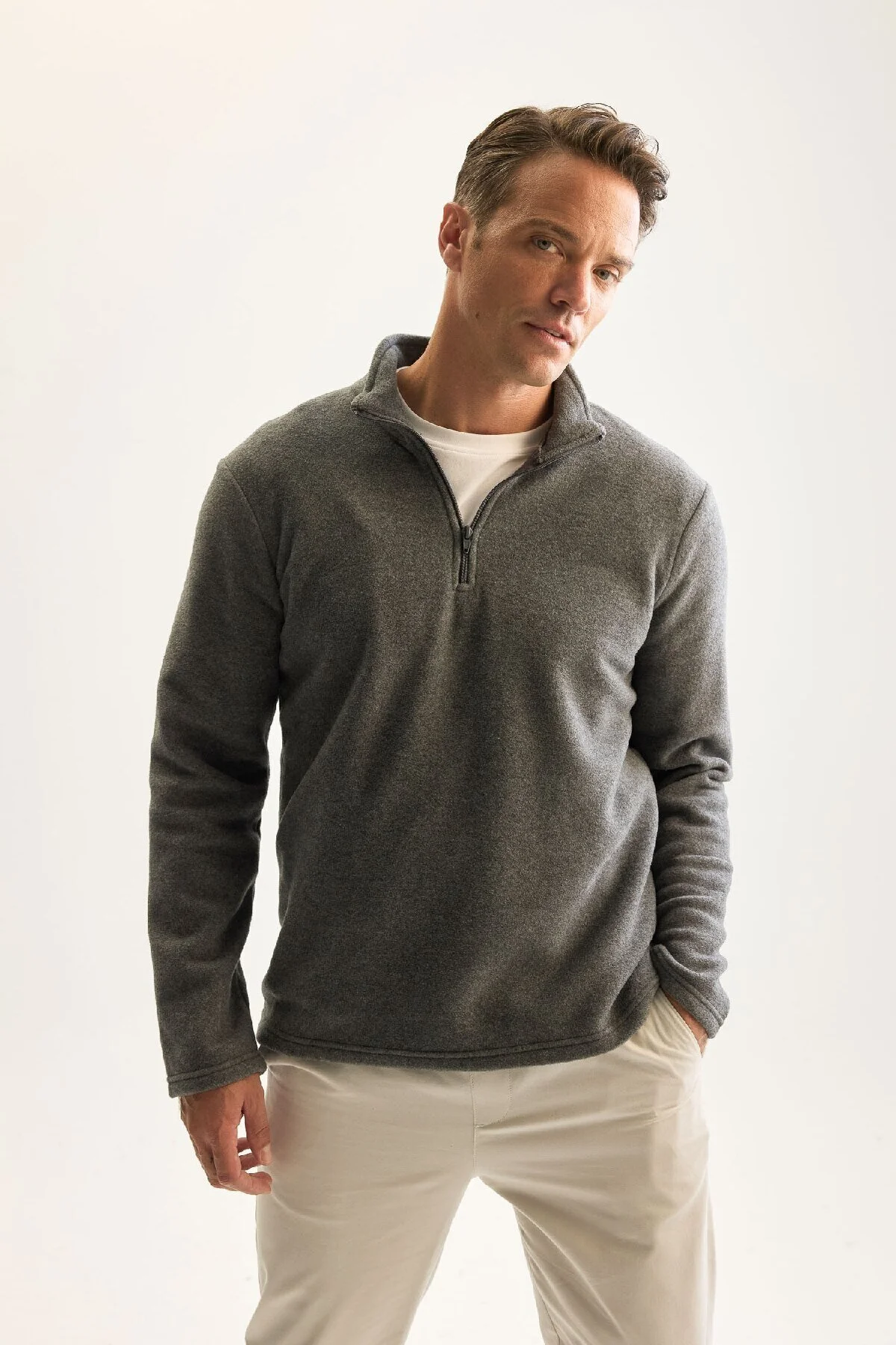 Bild von DeFacto Kältebeständiges Anthrazit-fleece-sweatshirt – Stehkragen, Reißverschluss, Normale Passform Y3996azns für Herren - XL