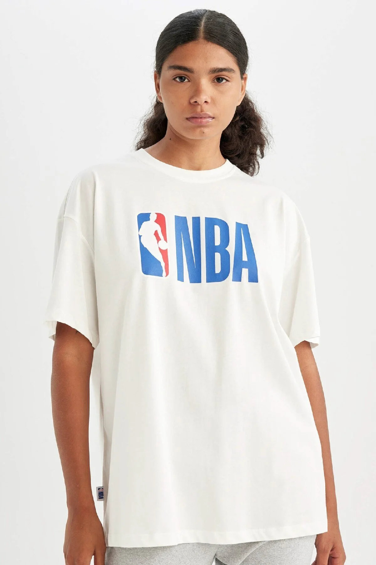 Bild von DeFacto Nba Wordmark Oversize-t-shirt – Rundhalsausschnitt, Kurze Ärmel T5506az24au für Damen - XL