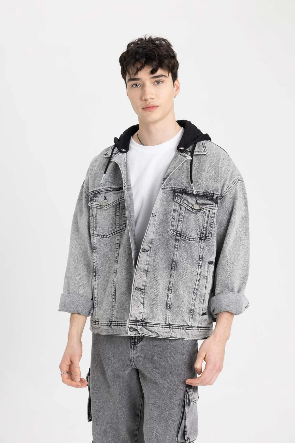 Bild von DeFacto Übergroße, Weit Geschnittene Jeansjacke Mit Kapuze Und Knopftasche B8183ax24sp für Herren - S
