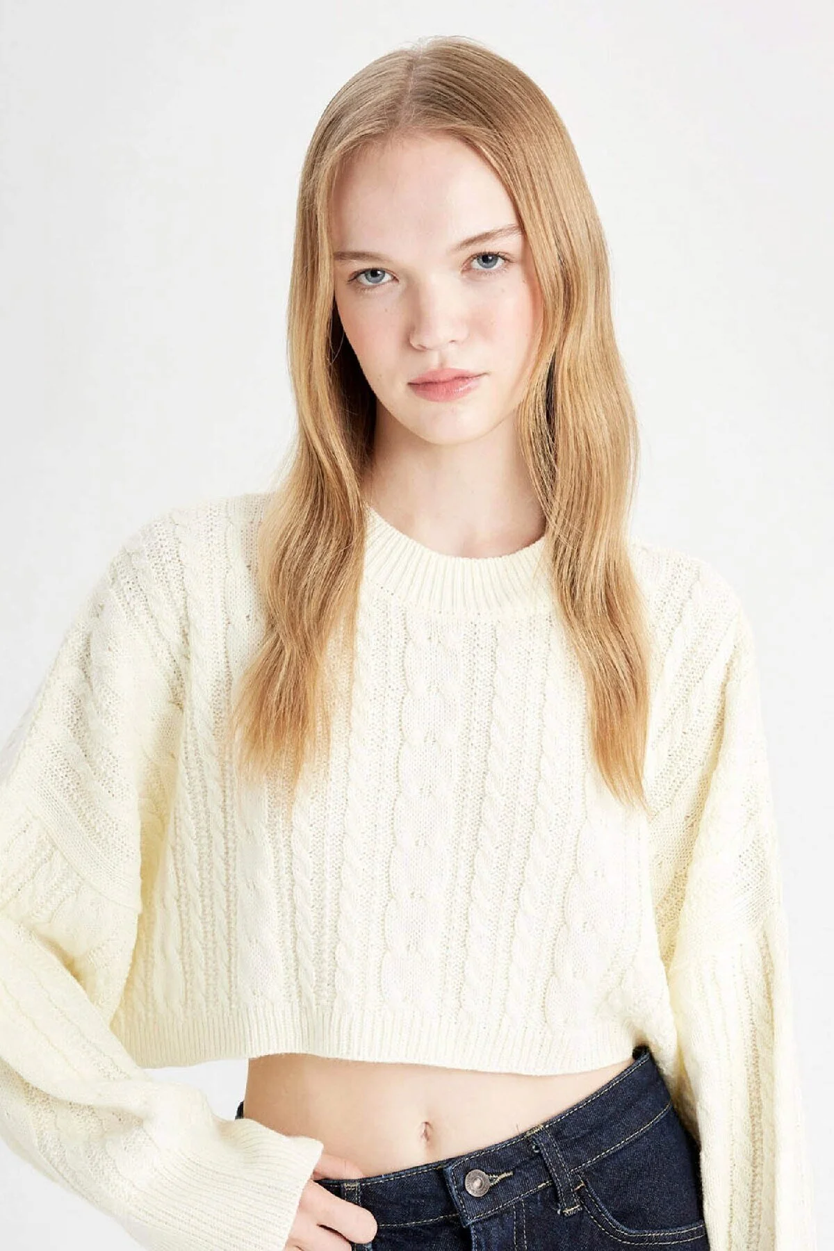 Bild von DeFacto Crop-strickpullover Mit Geflochtenem Haar Und Rundhalsausschnitt – Reguläre Passform T4518az24wn für Damen - 2XS