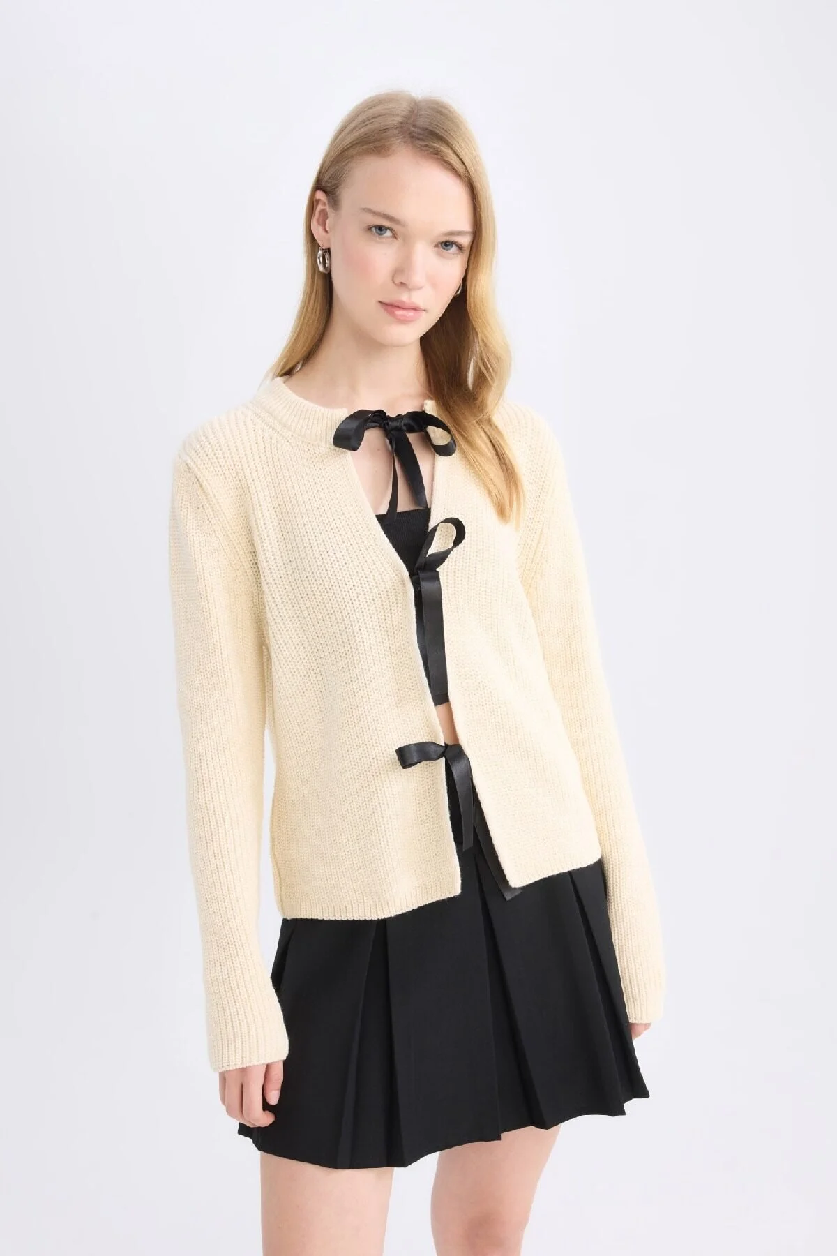 Bild von DeFacto Strickjacke Mit Normaler Passform, Rundhalsausschnitt Und Schnürung, E2271ax24cw für Damen - M