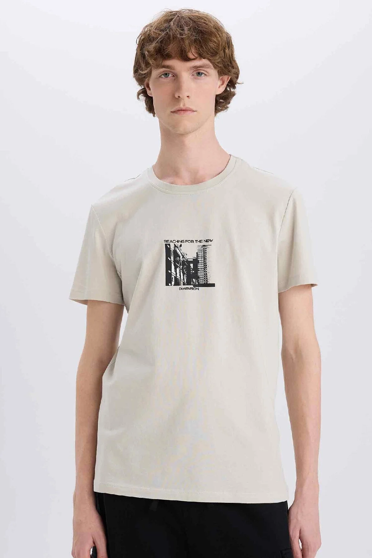 Bild von DeFacto Slim Fit Slim Fit Rundhalsausschnitt Bedrucktes Kurzarm-t-shirt für Herren - 3XL