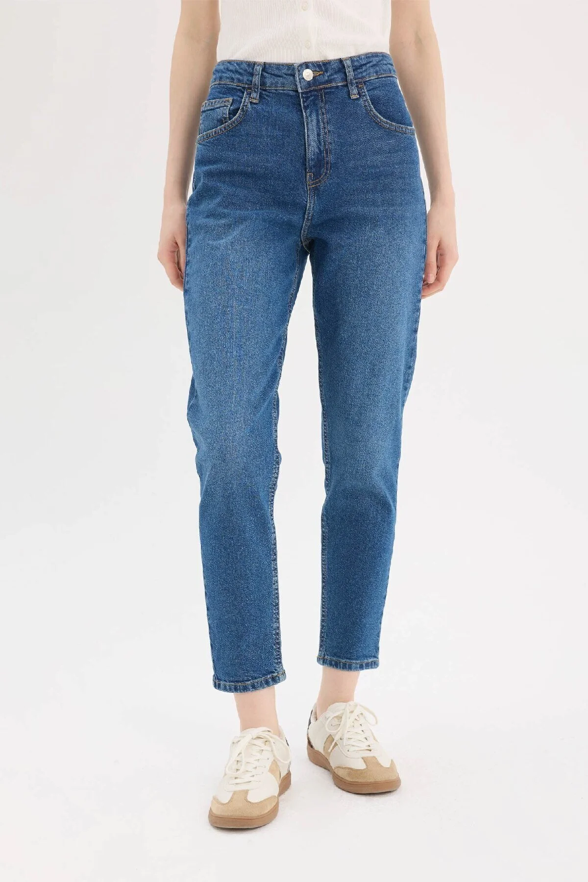 Bild von DeFacto Lina Comfort Mom – Jeans Mit Geradem Bein, Schneewäsche, Hose Mit Normaler Taille D8179ax25sp für Damen - 44