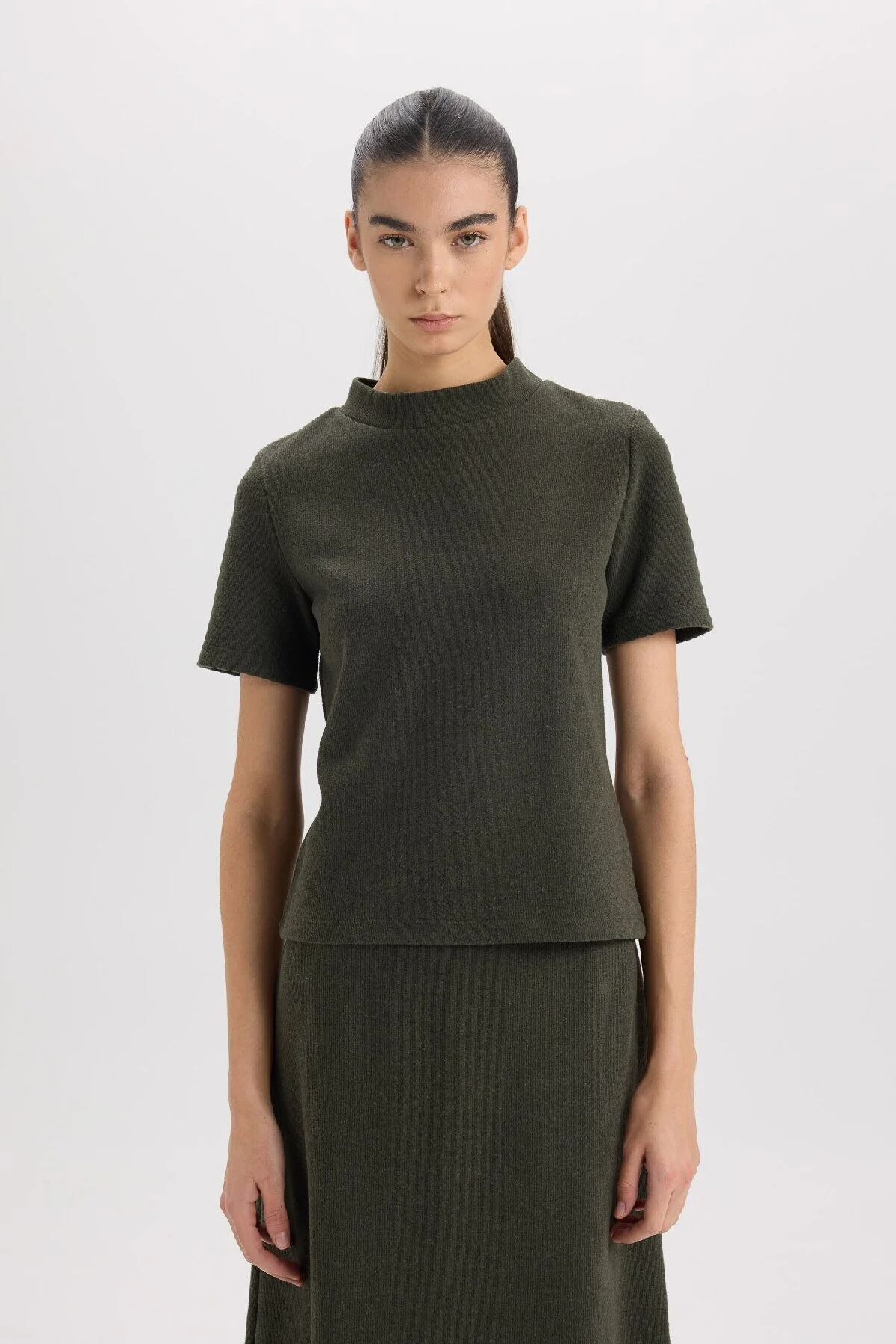 Bild von DeFacto Slim Fit Slim Fit Half Turtleneck Basic Solid Kurzarm-t-shirt für Damen - M