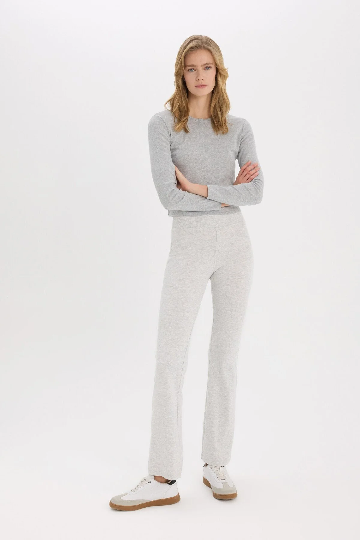 Bild von DeFacto Spanische, Coole, Flexible Rippenhose Mit Ausgestellter Passform für Damen - M