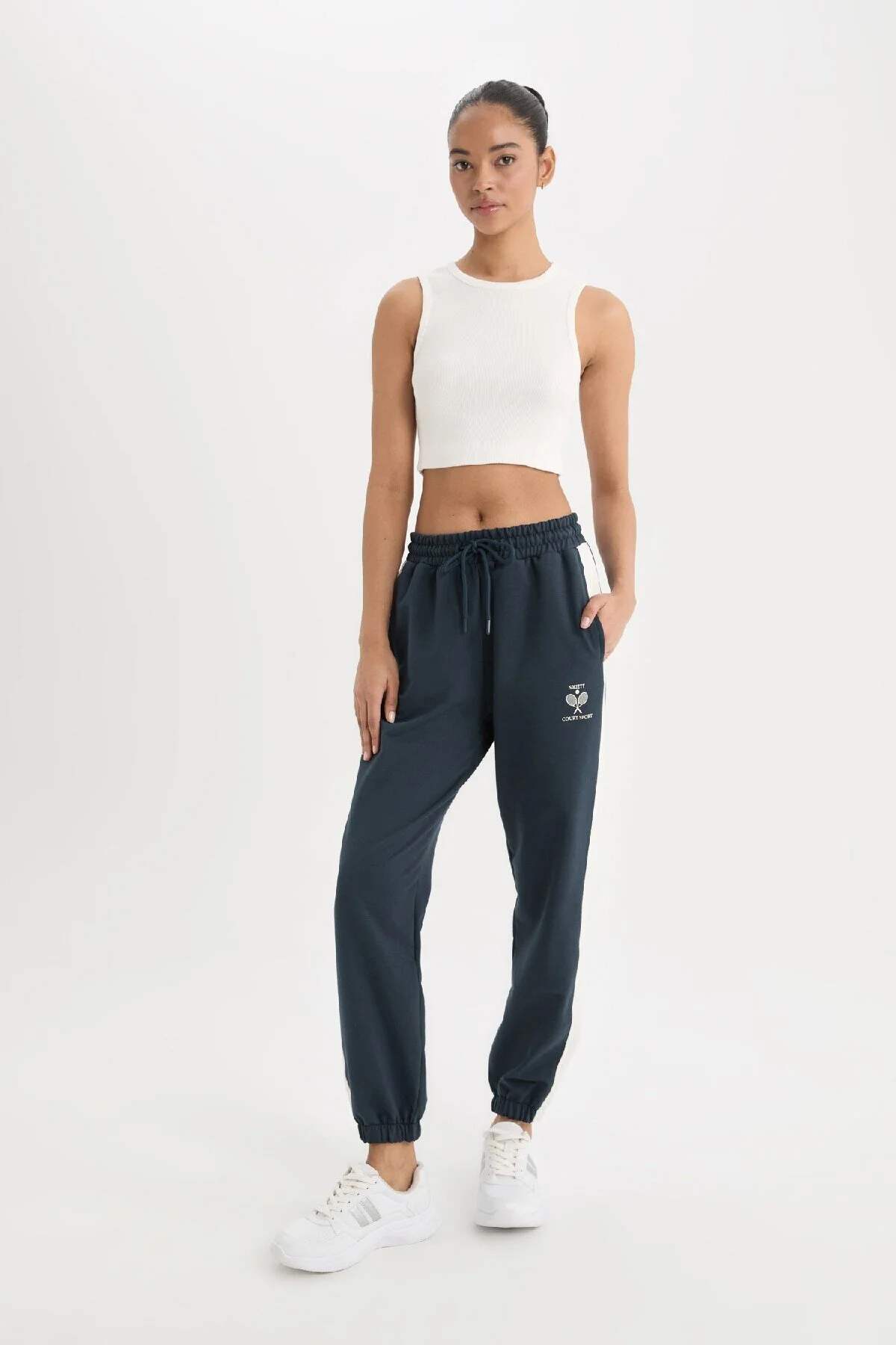 Bild von DeFacto Defactofit Standard-fit-jogger-jogginghose Mit Taillenschnürung Und Bedruckter Tasche für Damen - S
