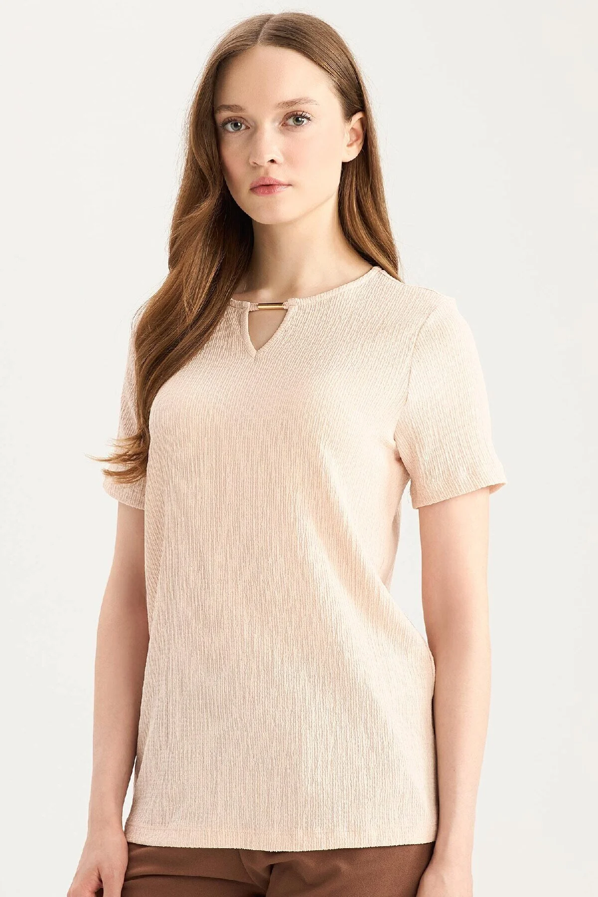 Bild von DeFacto Einfaches, Gerades, Kurzärmliges Basic-t-shirt Mit Apash-ausschnitt Und Regulärer Passform für Damen - L