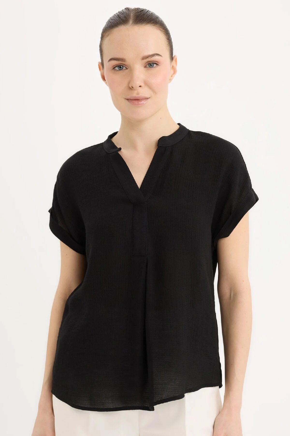 Bild von DeFacto Einfache, Gerade, Kurzärmlige Basic-bluse Mit Apash-ausschnitt Und Normaler Passform für Damen - L
