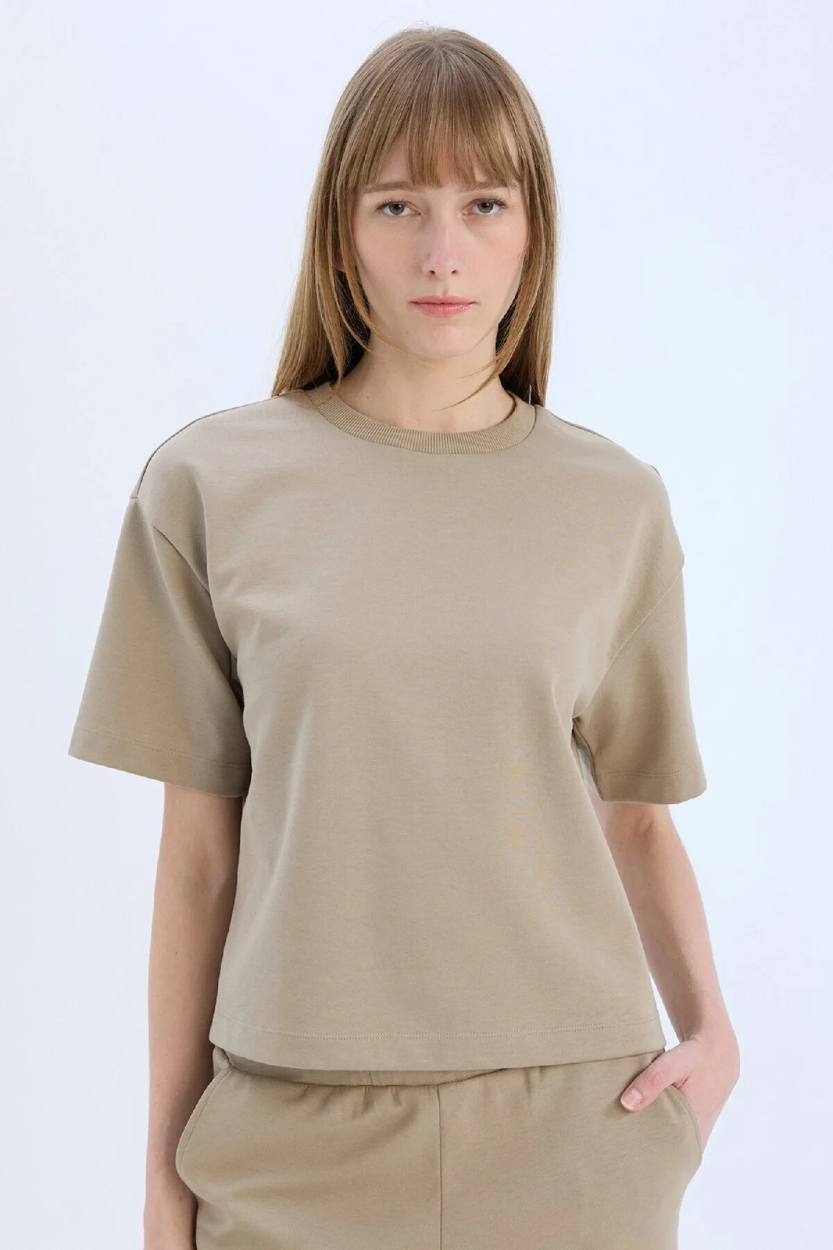Bild von DeFacto Relax Fit Basic Solid Kurzarm-t-shirt Mit Rundhalsausschnitt C7630ax25sp für Damen - M