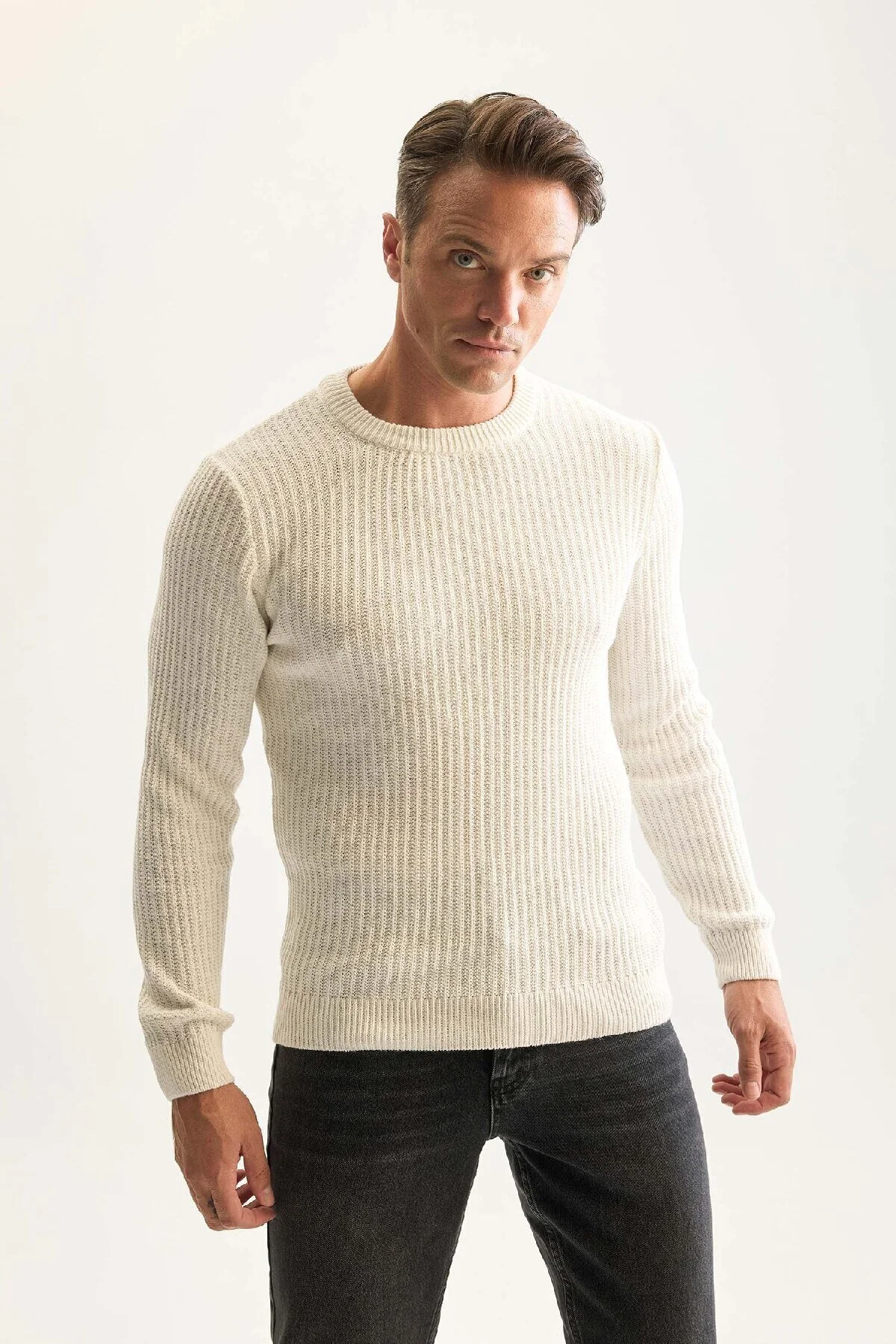 Bild von DeFacto Strukturierter Strickpullover Mit Standard-passform Und Rundhalsausschnitt E0811axns für Herren - 2XL