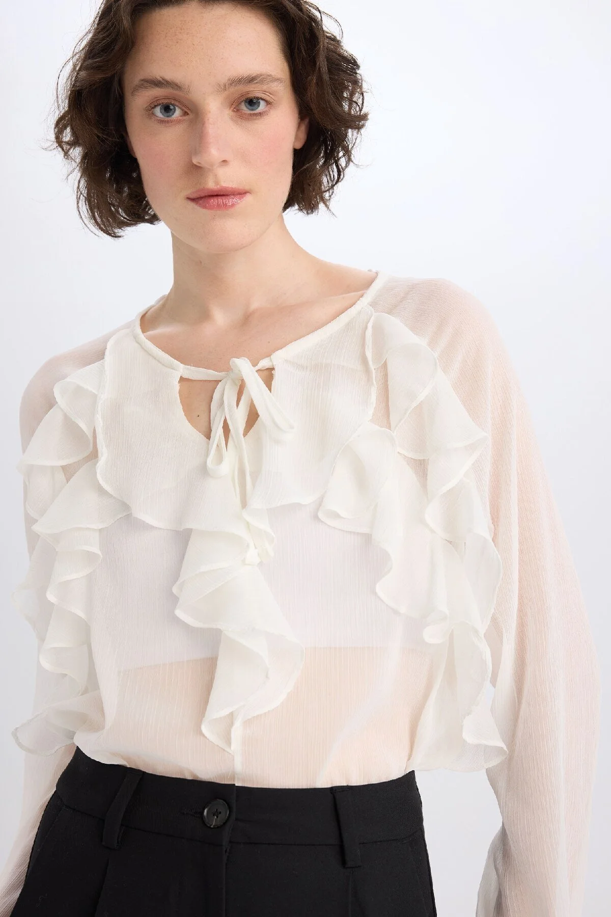 Bild von DeFacto Chiffon-rüschenbluse Mit Rundhalsausschnitt – Lange Ärmel, Normale Passform für Damen - 2XL