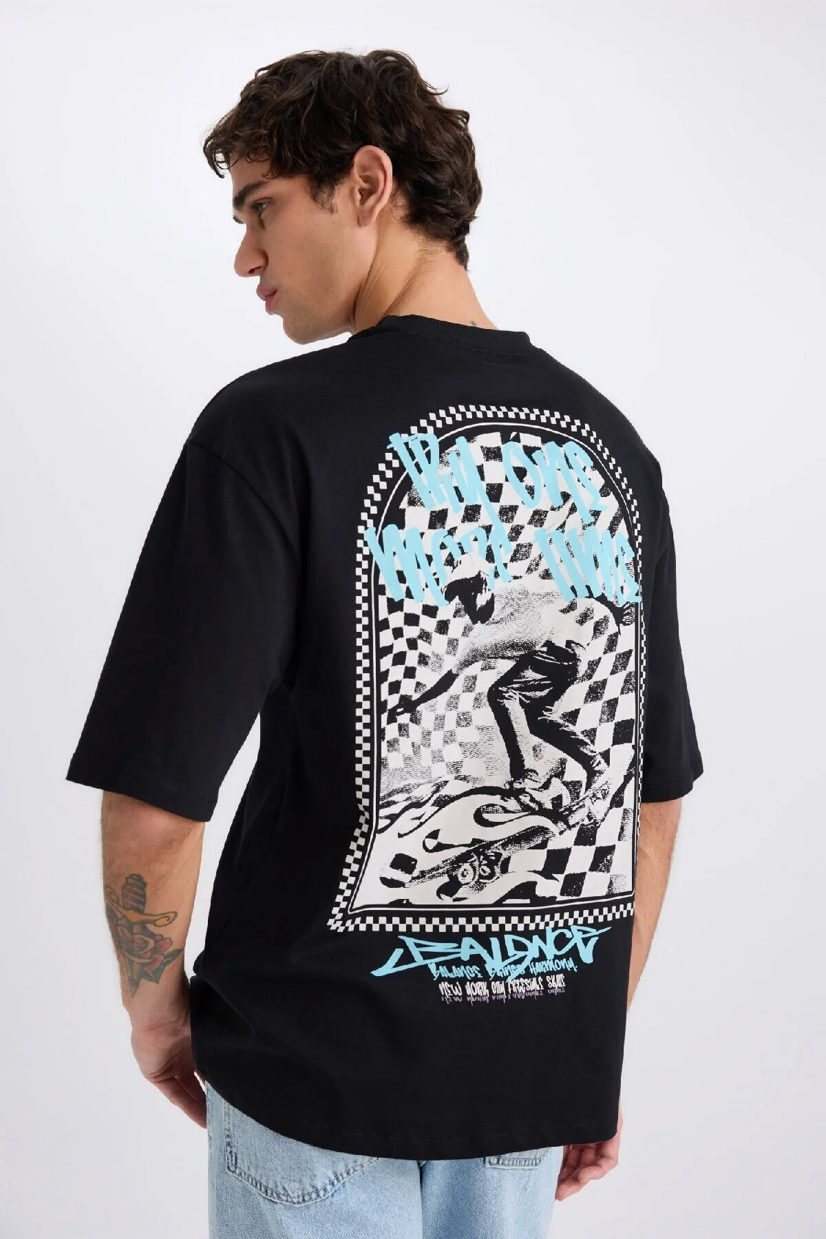 Bild von DeFacto Kurzärmliges T-shirt Mit Lockerer Passform Und Rundhalsausschnitt Auf Der Rückseite für Herren - XL