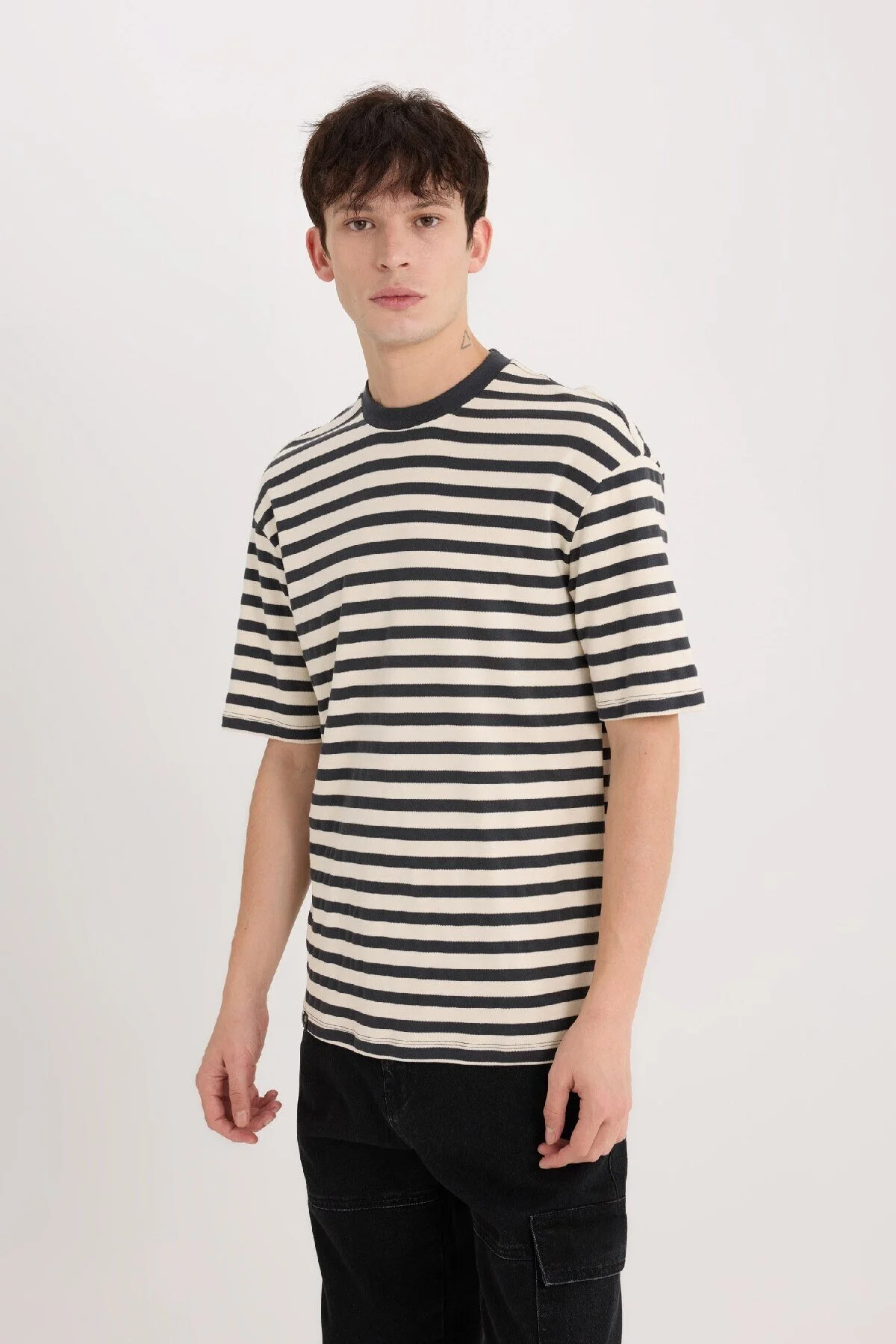 Bild von DeFacto Boxy Fit Rundhalsausschnitt, Gestreiftes, Kurzärmliges T-shirt Aus Schwerem Stoff für Herren - XL