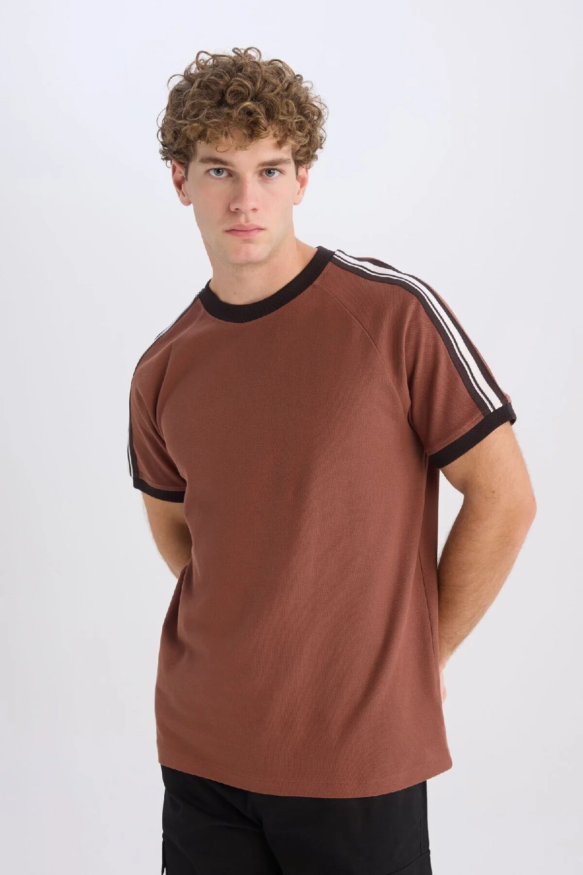 Bild von DeFacto Kurzärmliges Piqué-t-shirt Mit Normaler Passform Und Rundhalsausschnitt für Herren - M