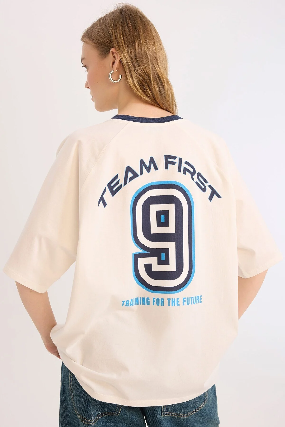 Bild von DeFacto Coool Oversize Wide Fit V-ausschnitt Rücken Bedrucktes Kurzarm-t-shirt für Damen - XS