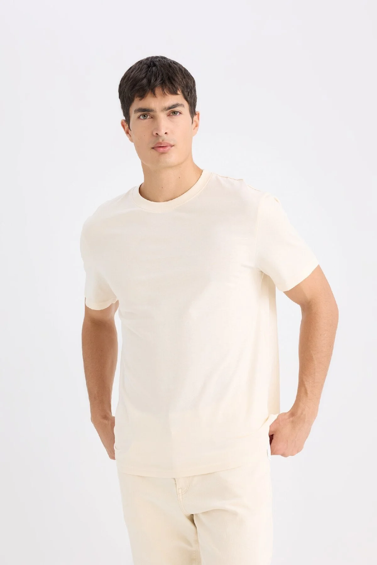 Bild von DeFacto Neues, Einfarbiges Basic-kurzarm-t-shirt Mit Normaler Passform Und Rundhalsausschnitt für Herren - XS